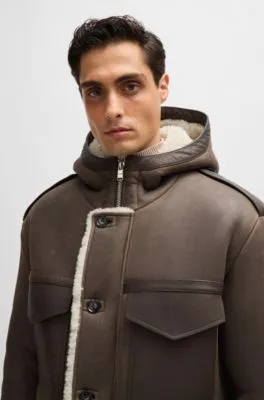 Abrigo regular fit con capucha en piel de oveja con bolsillos cosidos