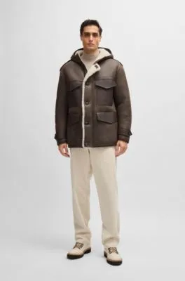 Abrigo regular fit con capucha en piel de oveja con bolsillos cosidos