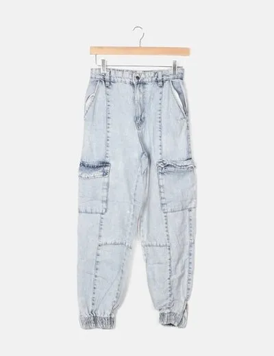 Bershka Jeans cargo azul efecto deslavado