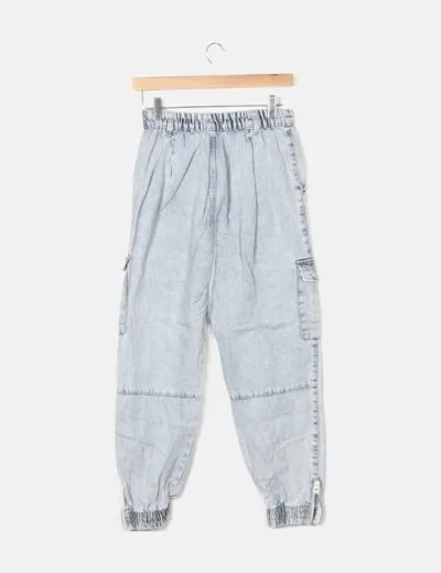 Bershka Jeans cargo azul efecto deslavado