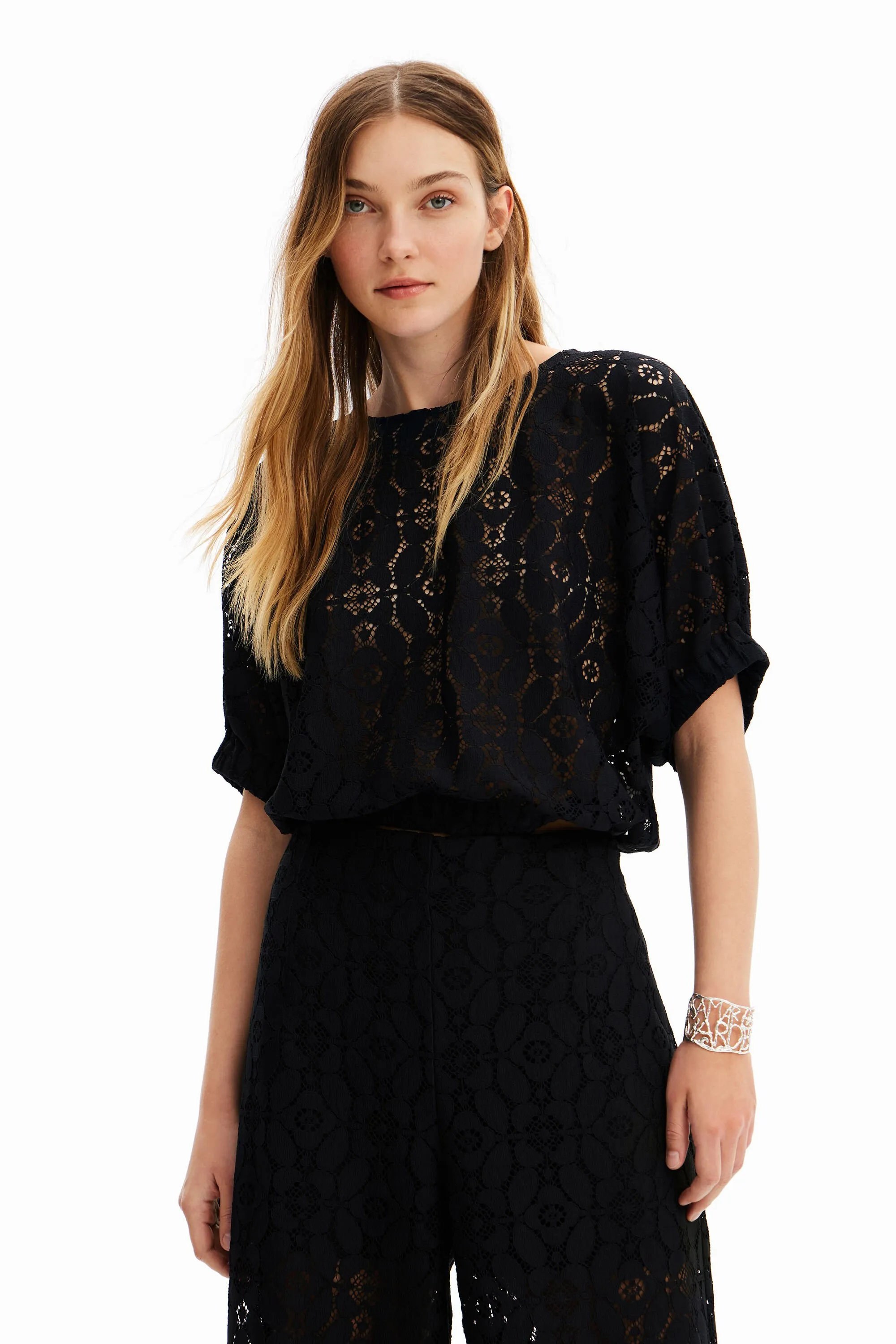 Blusa corta abullonada encaje