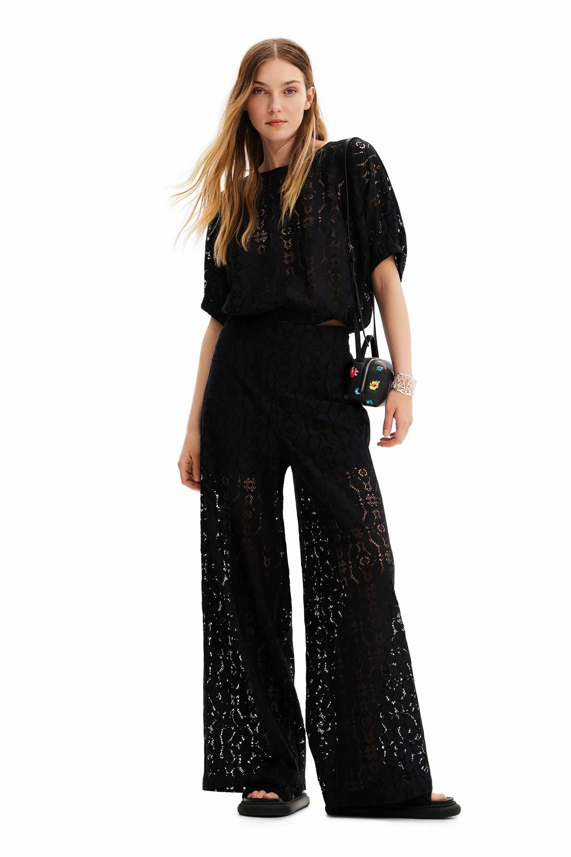 Blusa corta abullonada encaje