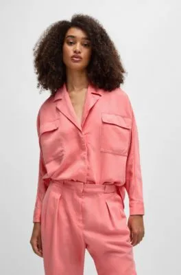 Blusa regular fit de lona suave con bolsillos en el pecho