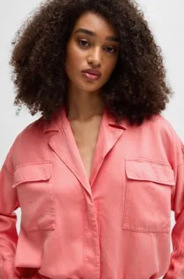 Blusa regular fit de lona suave con bolsillos en el pecho
