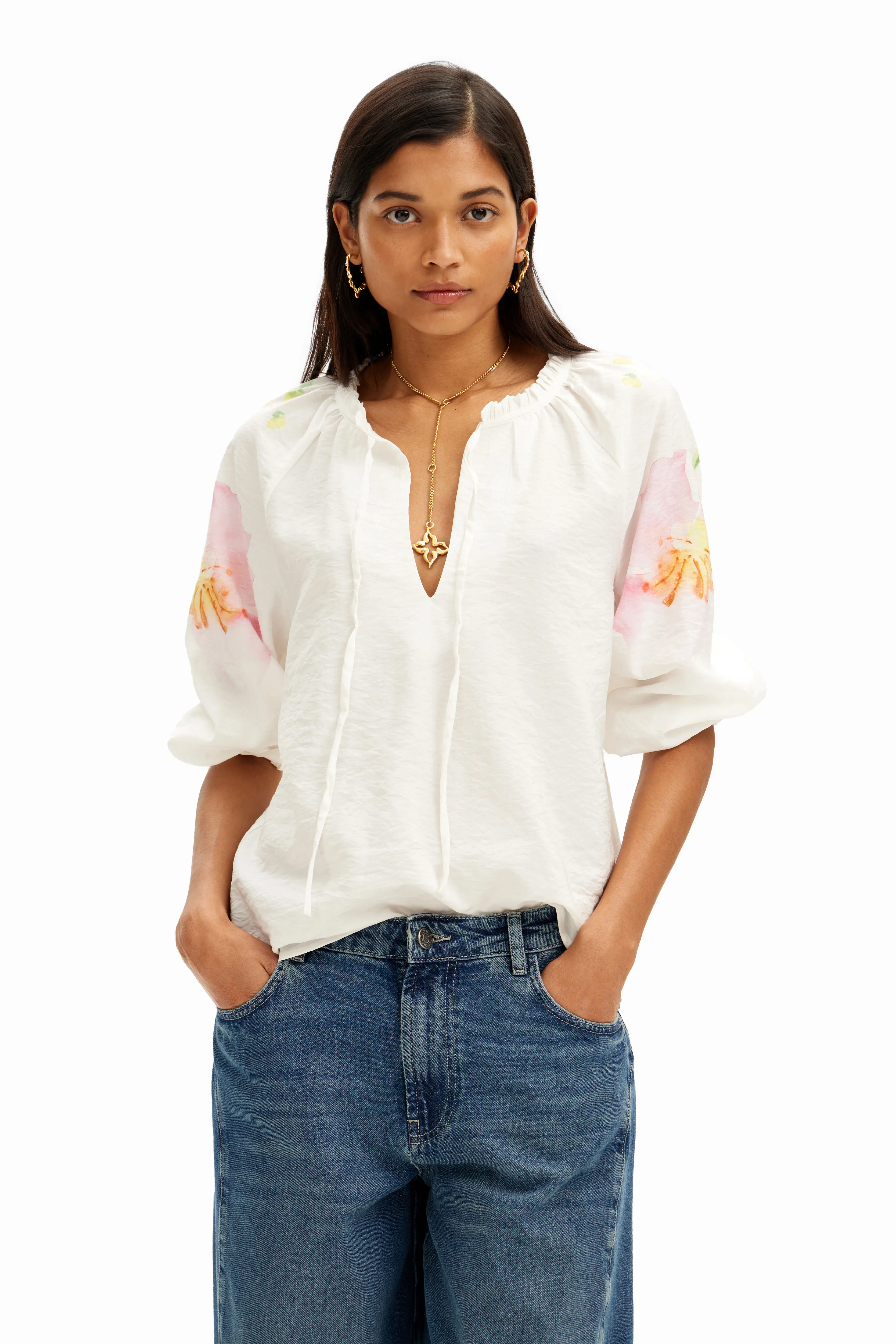 Blusa vaporosa con estampado de flores en acuarela