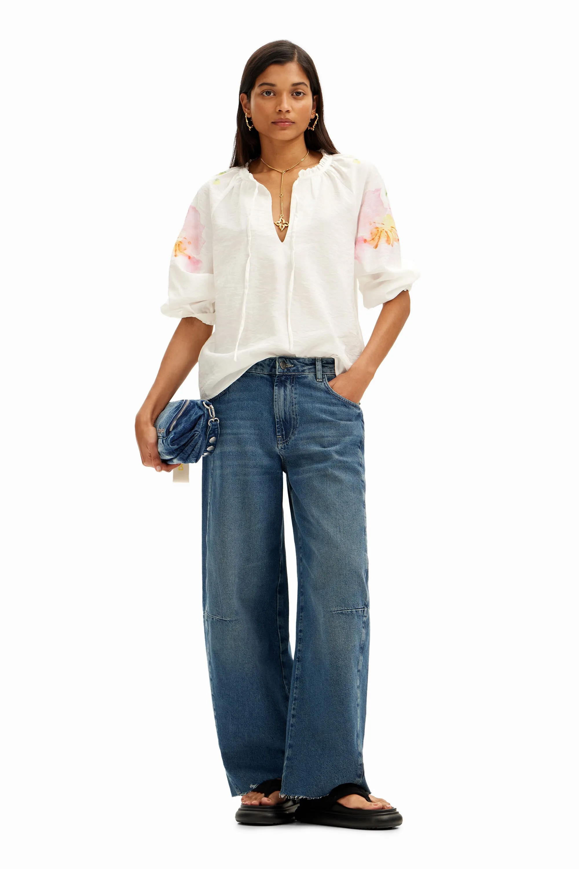 Blusa vaporosa con estampado de flores en acuarela