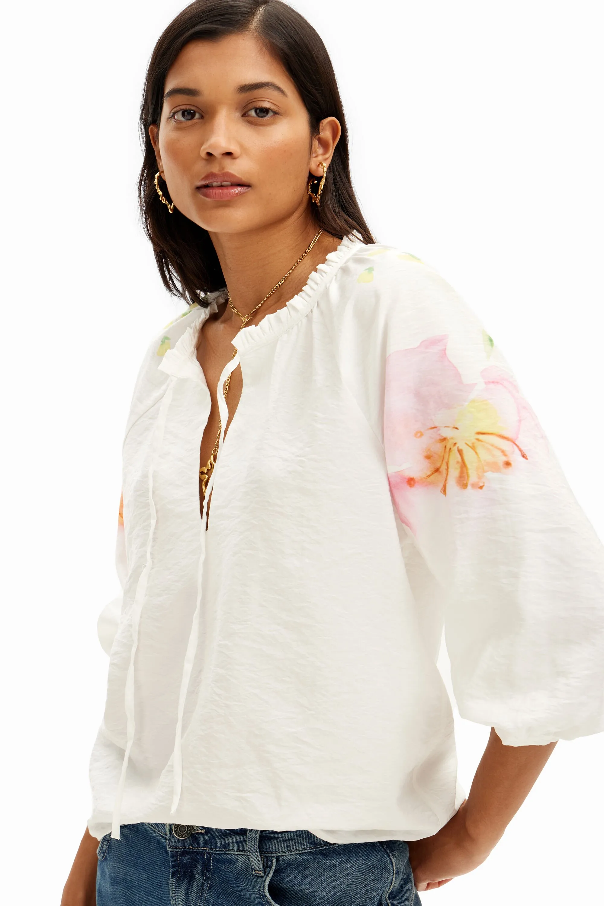 Blusa vaporosa con estampado de flores en acuarela