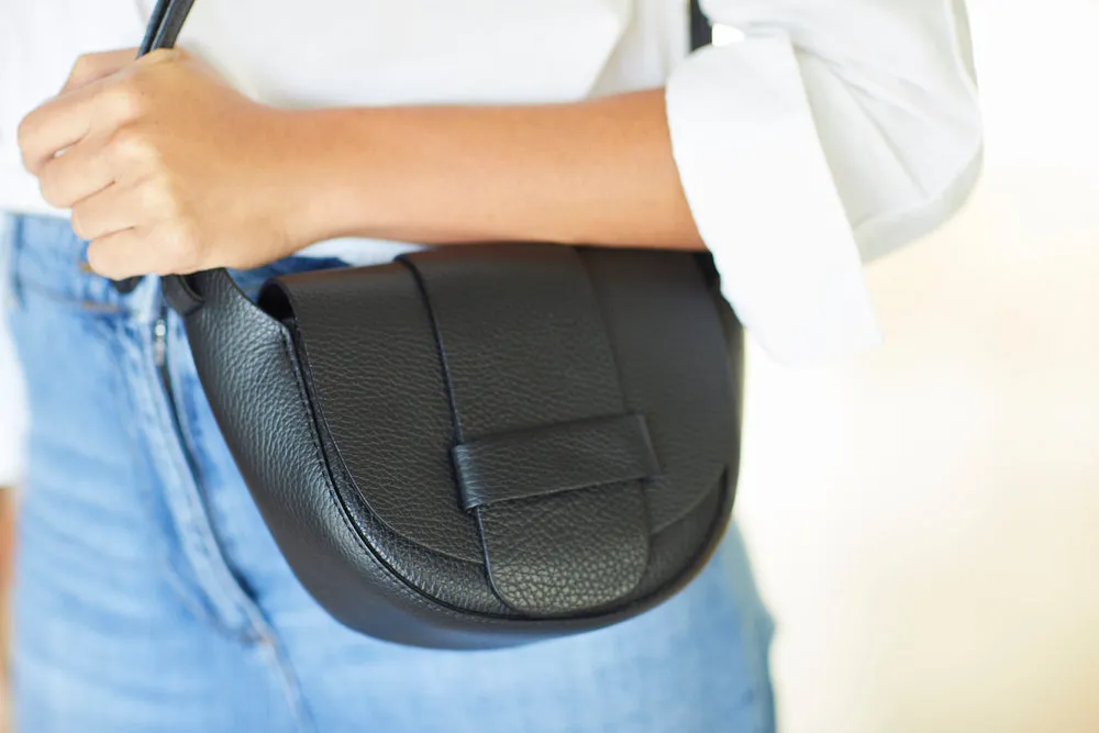 BOLSO DE PIEL BOMBONERA  NEGRO