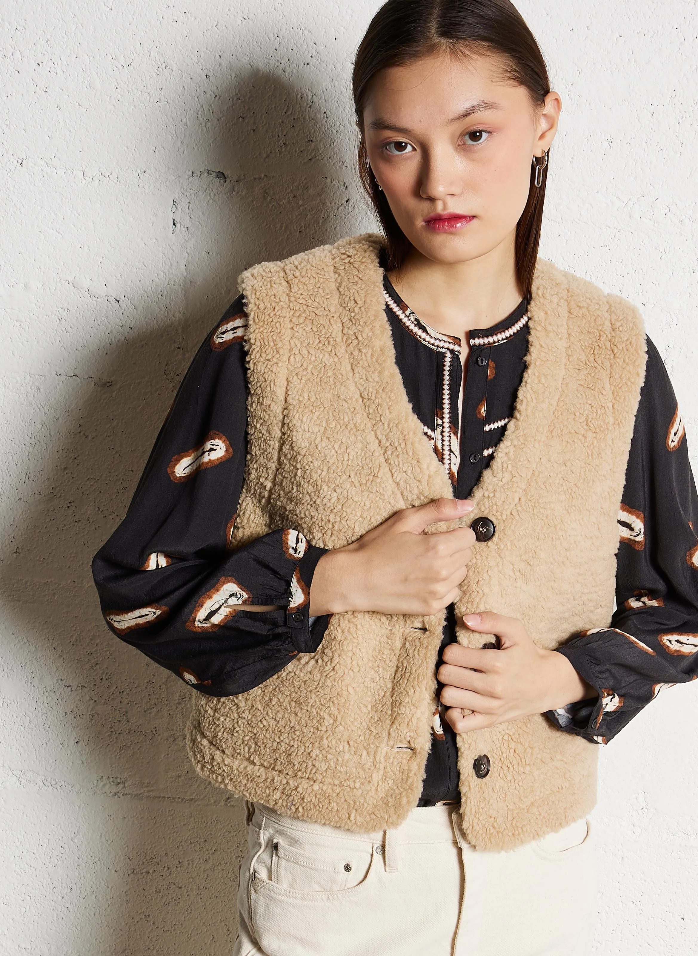 Chaqueta corta recta con cuello en V. en beige