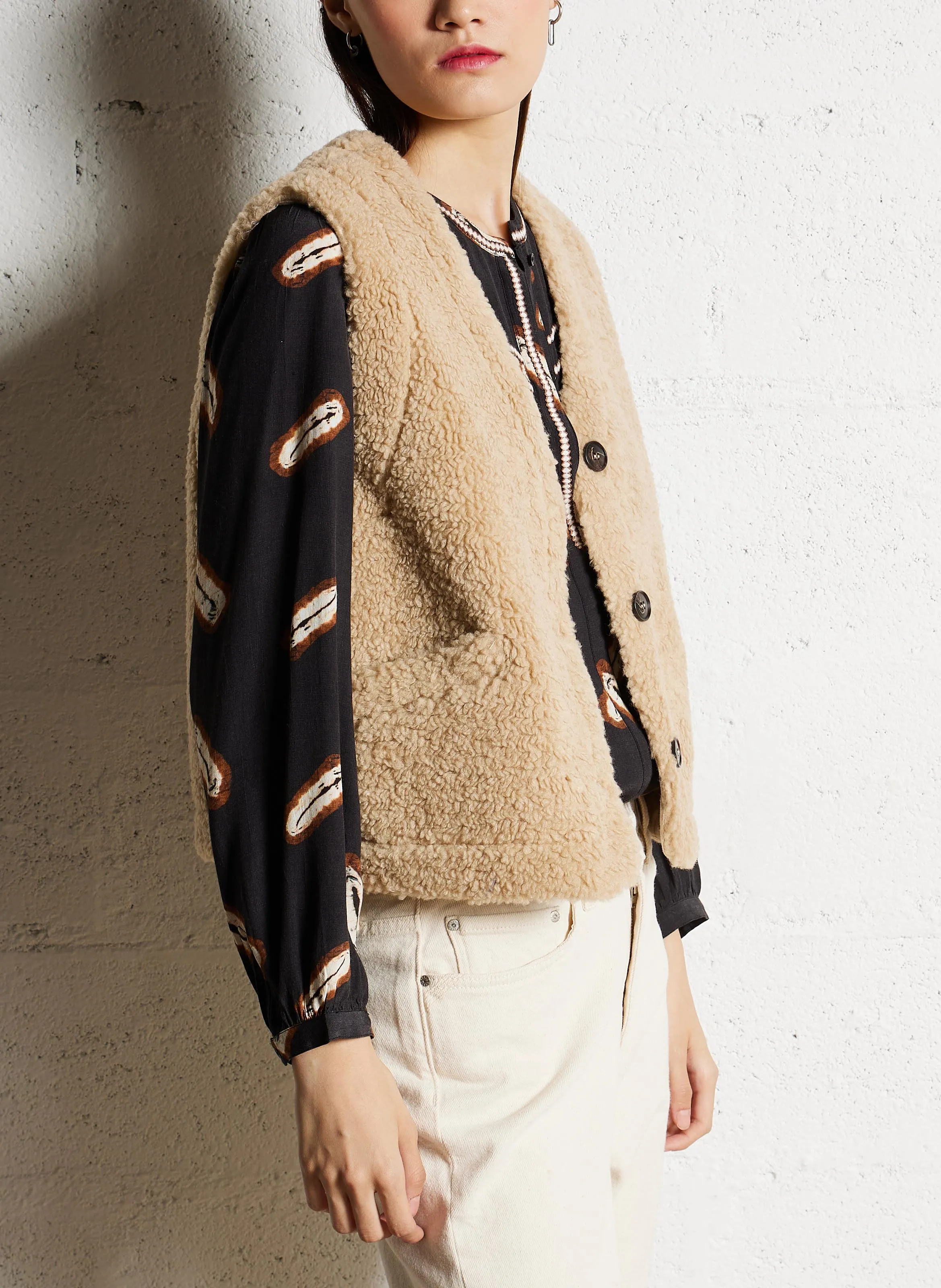 Chaqueta corta recta con cuello en V. en beige
