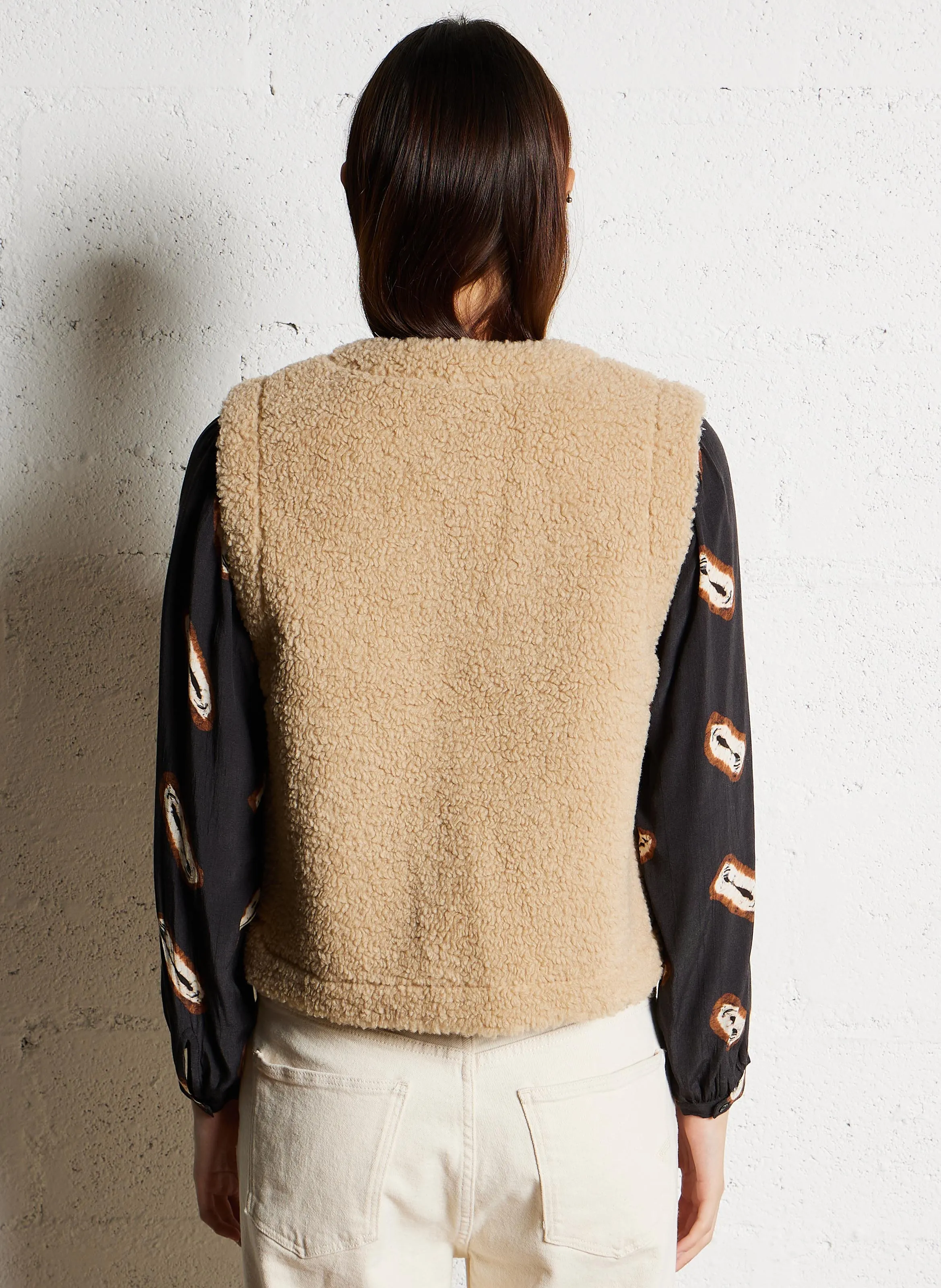Chaqueta corta recta con cuello en V. en beige