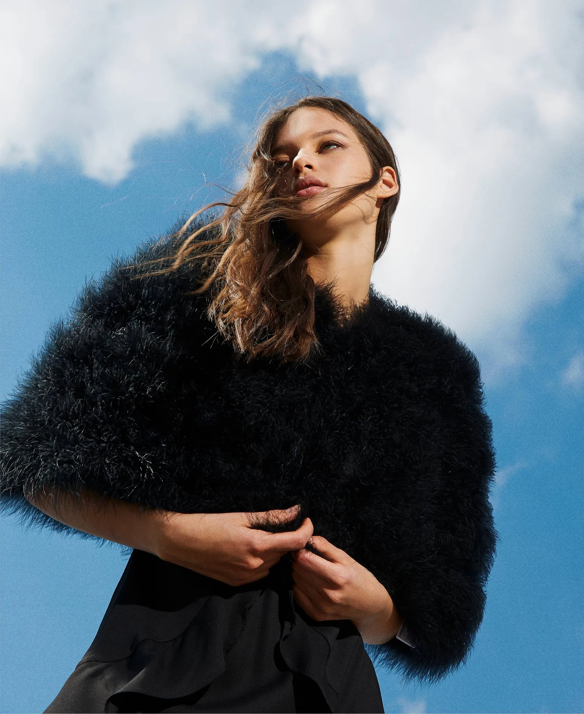 Chaqueta de estilo capa con plumas