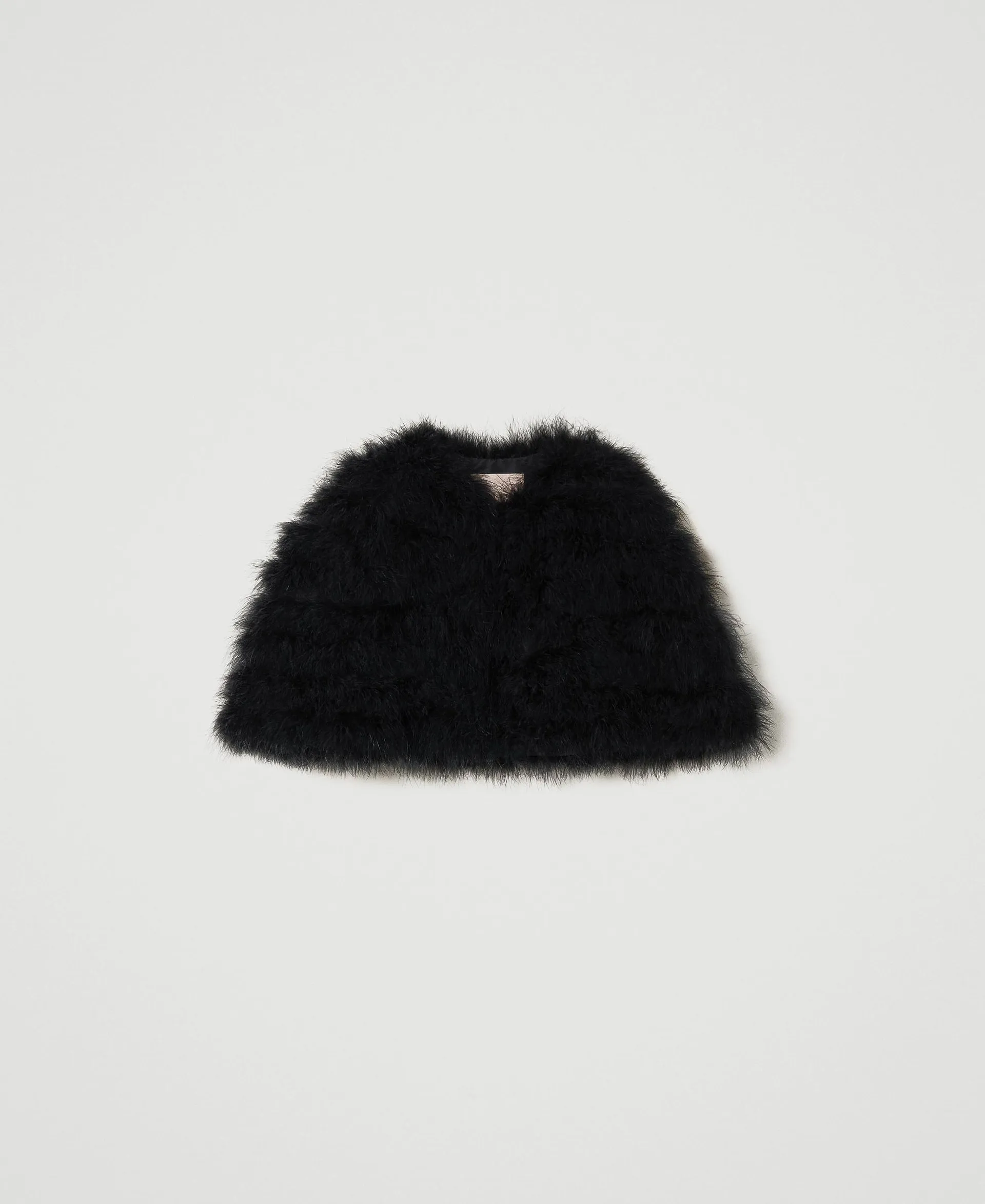 Chaqueta de estilo capa con plumas