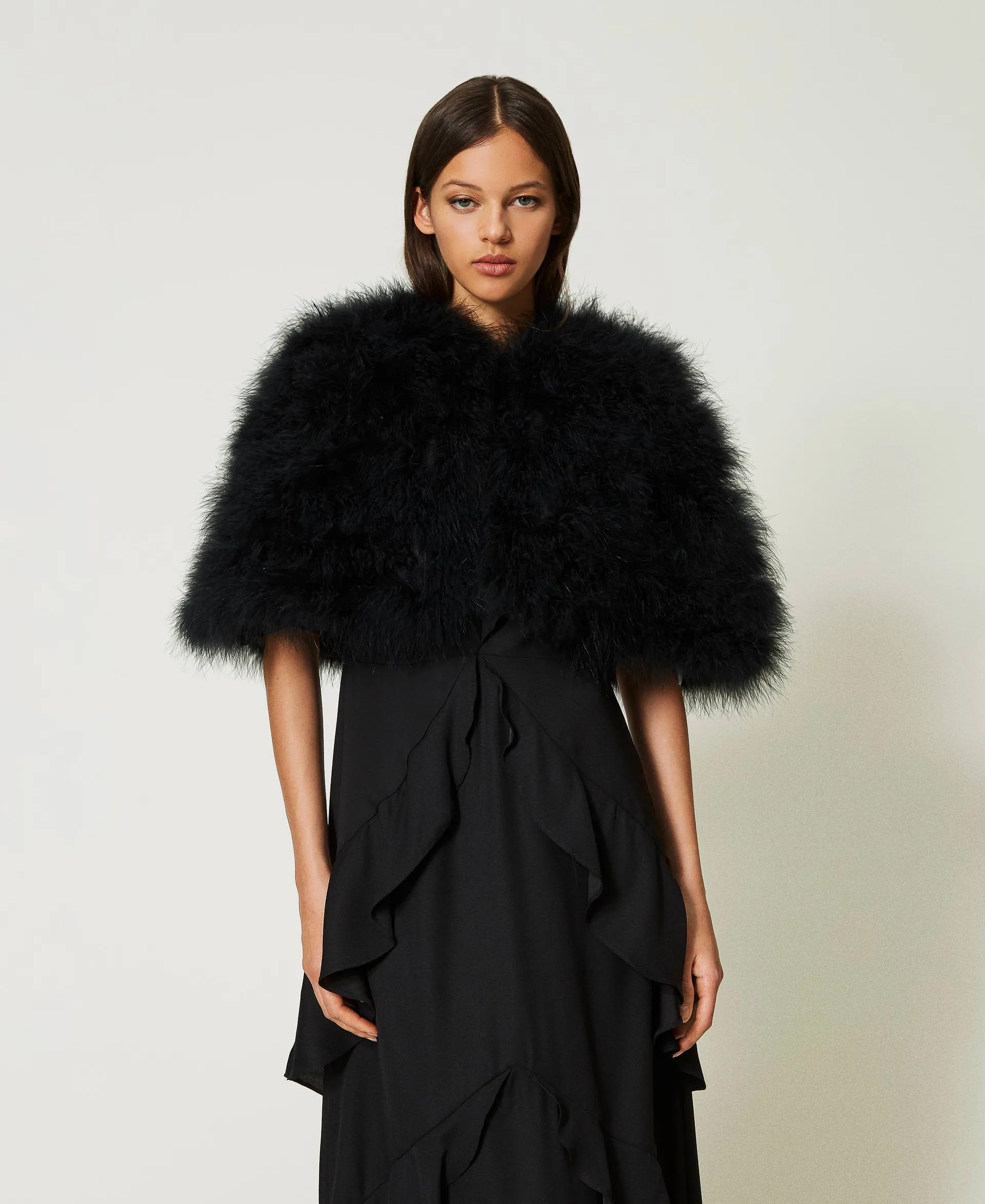 Chaqueta de estilo capa con plumas