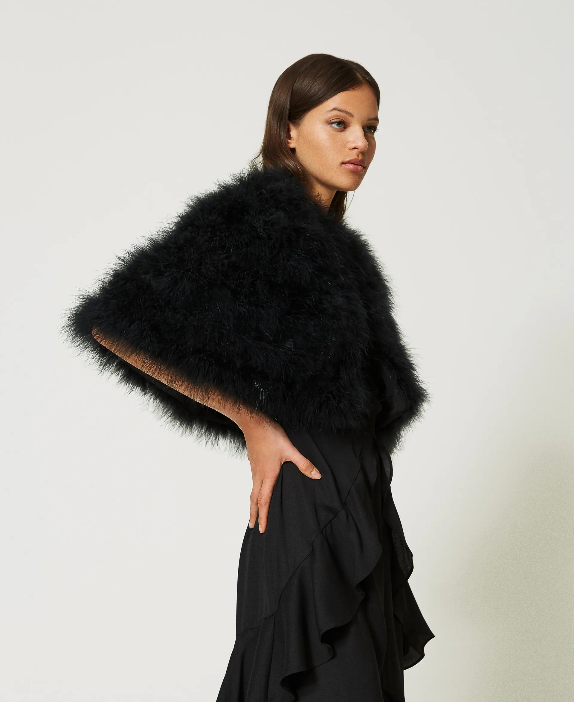 Chaqueta de estilo capa con plumas