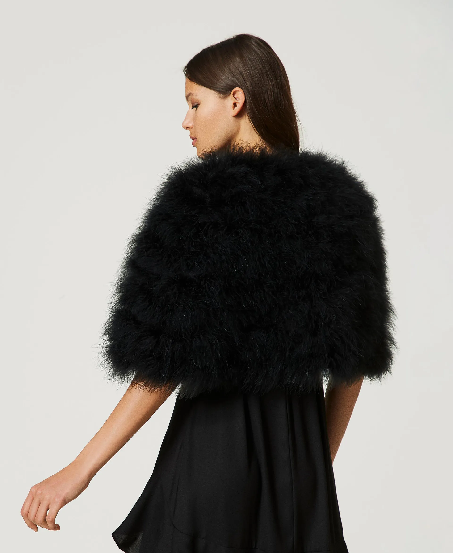 Chaqueta de estilo capa con plumas