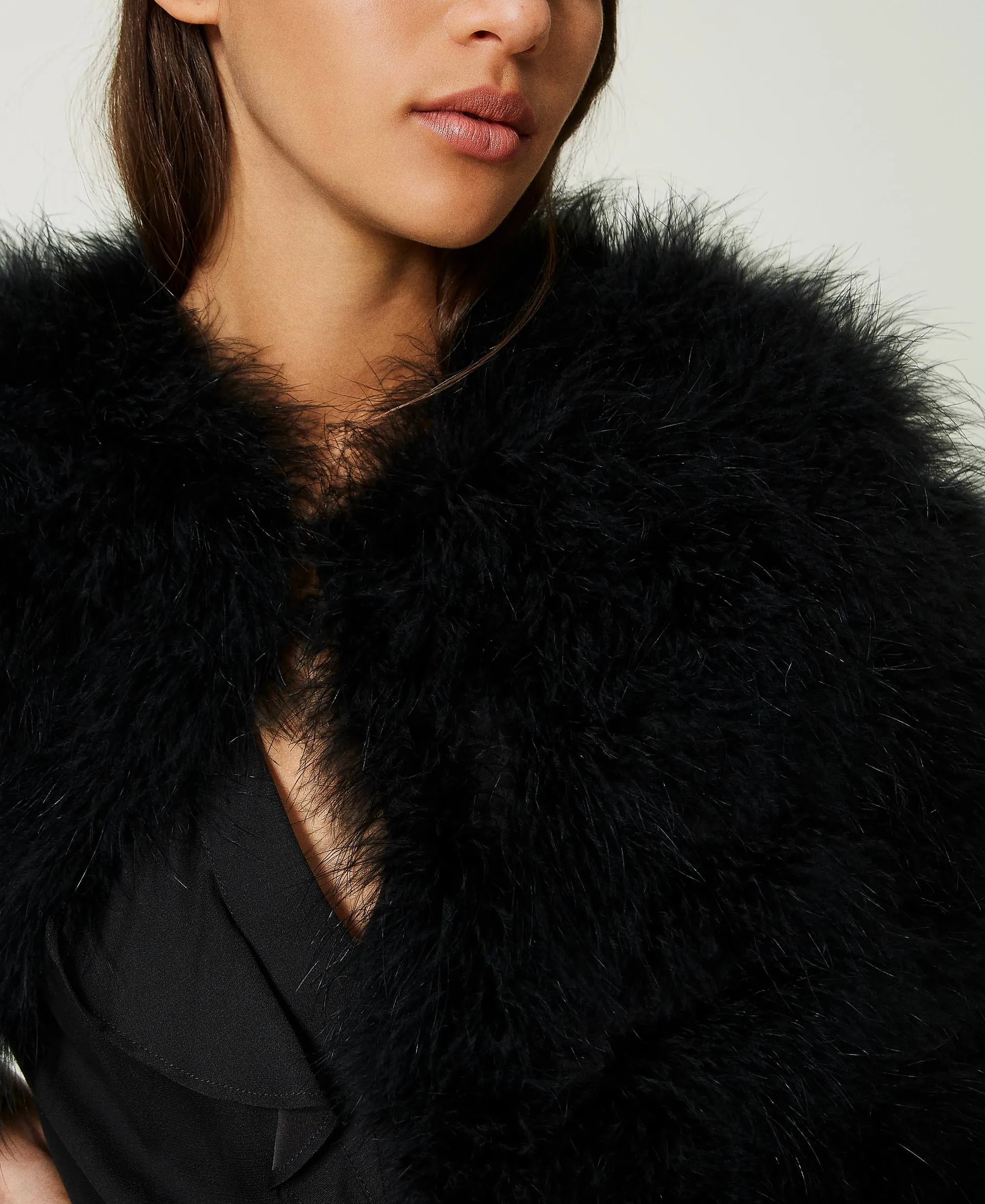 Chaqueta de estilo capa con plumas