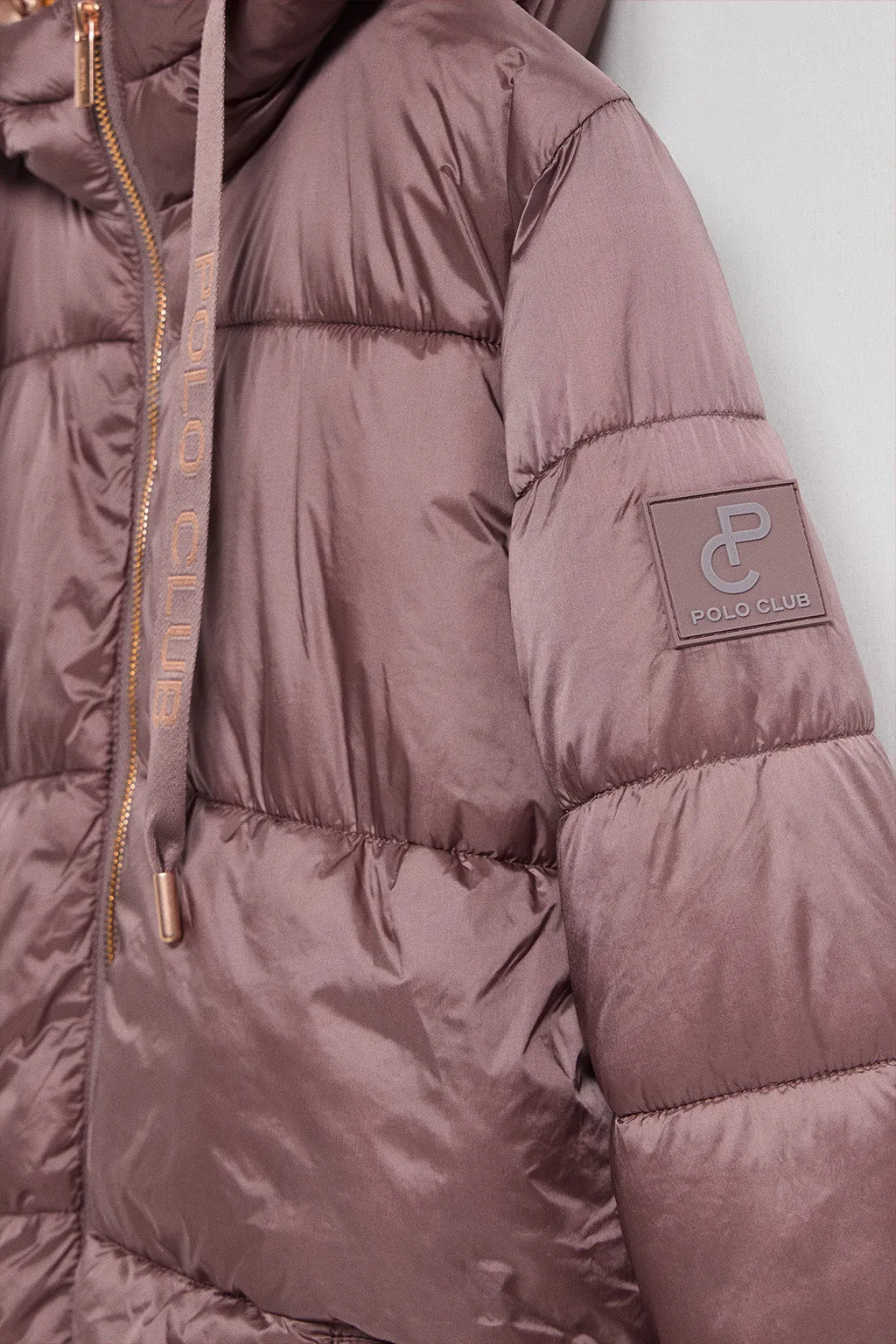 Chaqueta rosa taupe larga y acolchada Rose de capucha fija y detalles Polo Club