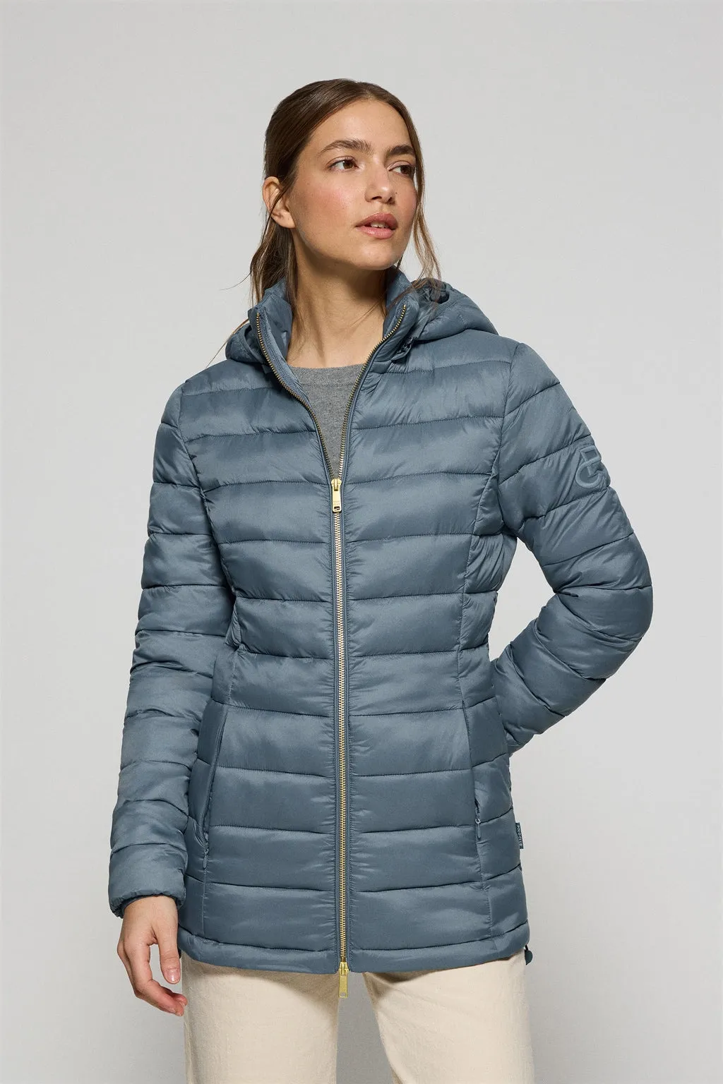 Chaqueta ultralight azul denim Cintia de capucha extraíble y bordado PC