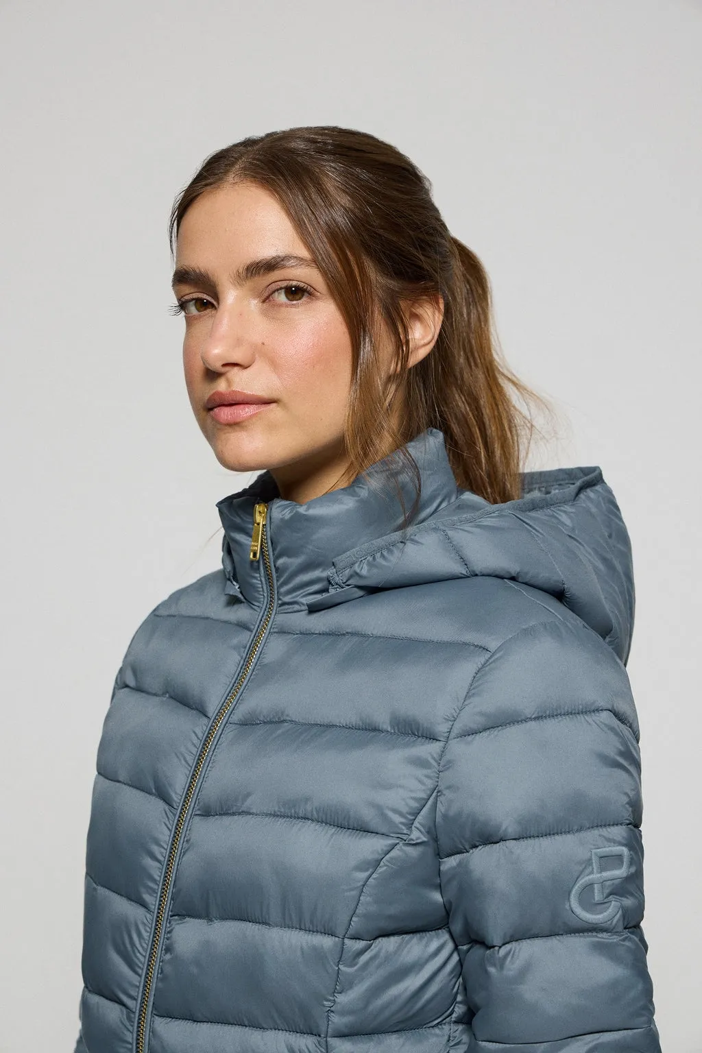 Chaqueta ultralight azul denim Cintia de capucha extraíble y bordado PC