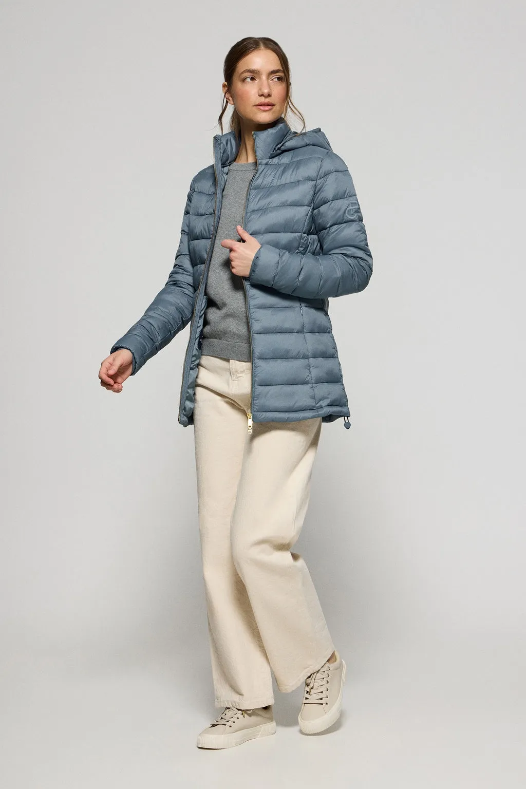 Chaqueta ultralight azul denim Cintia de capucha extraíble y bordado PC
