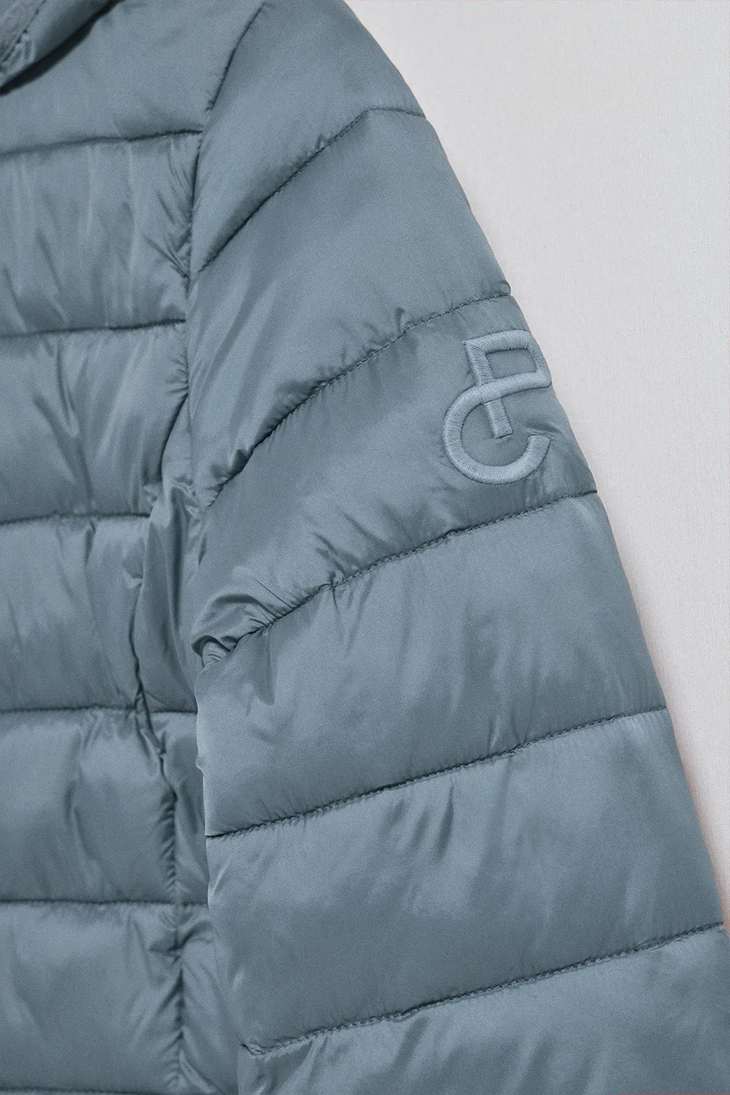 Chaqueta ultralight azul denim Cintia de capucha extraíble y bordado PC