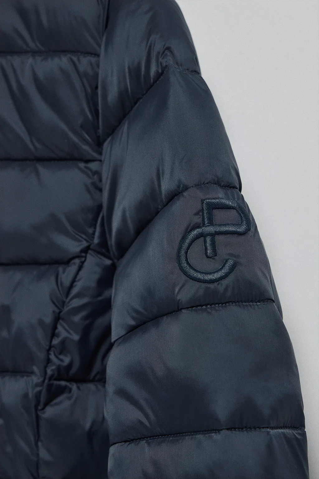 Chaqueta ultralight azul marino Cintia de capucha extraíble y bordado PC