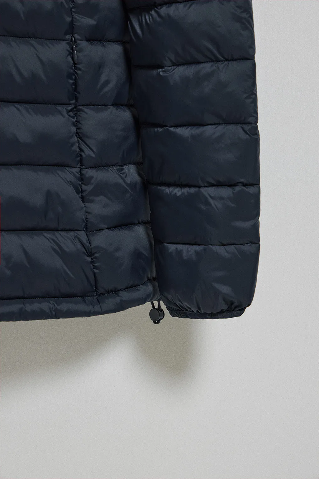 Chaqueta ultralight azul marino Cintia de capucha extraíble y bordado PC