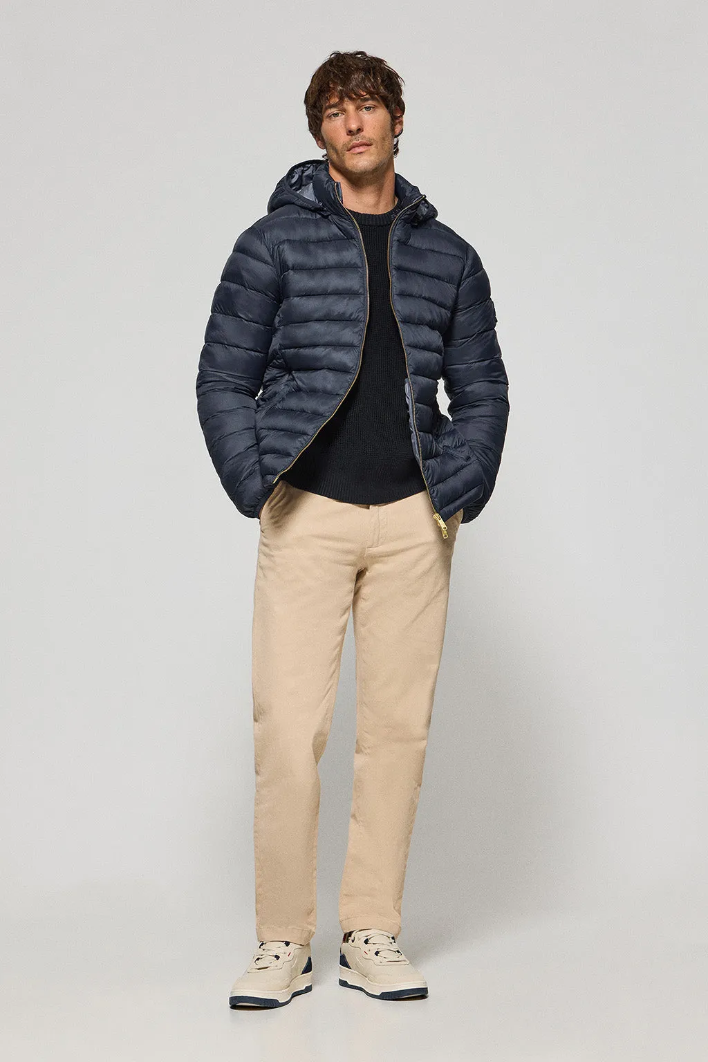Chaqueta ultralight azul marino Corey de capucha extraíble y bordado PC