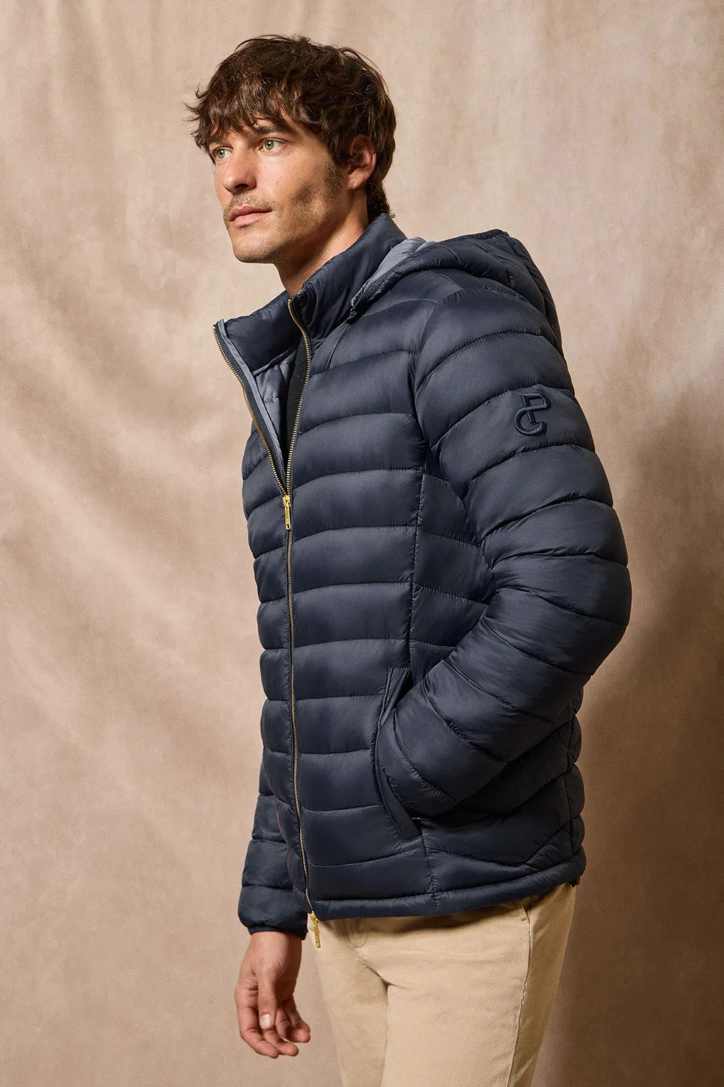 Chaqueta ultralight azul marino Corey de capucha extraíble y bordado PC