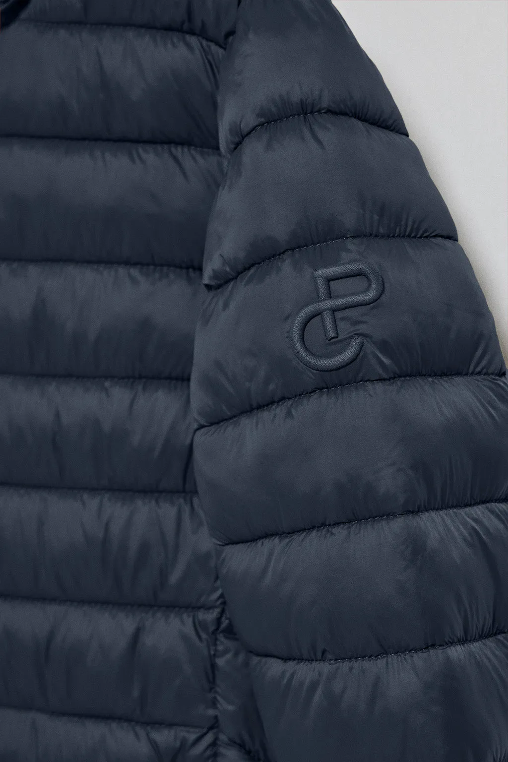 Chaqueta ultralight azul marino Corey de capucha extraíble y bordado PC