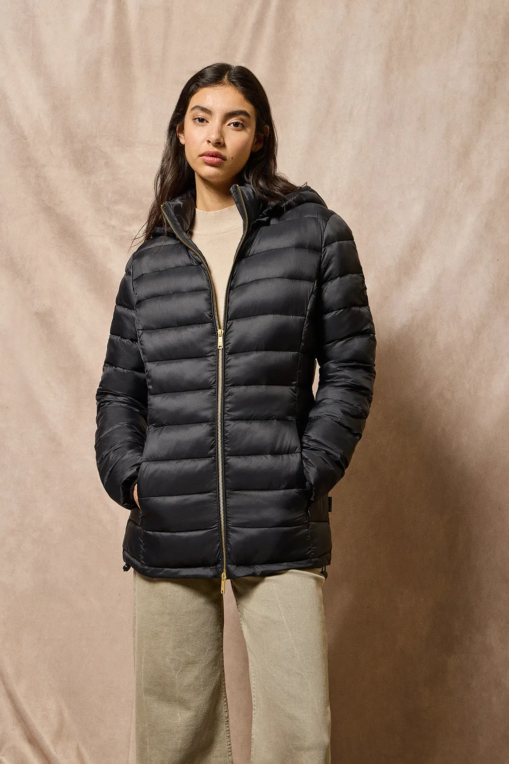 Chaqueta ultralight negra Cintia de capucha extraíble y bordado PC