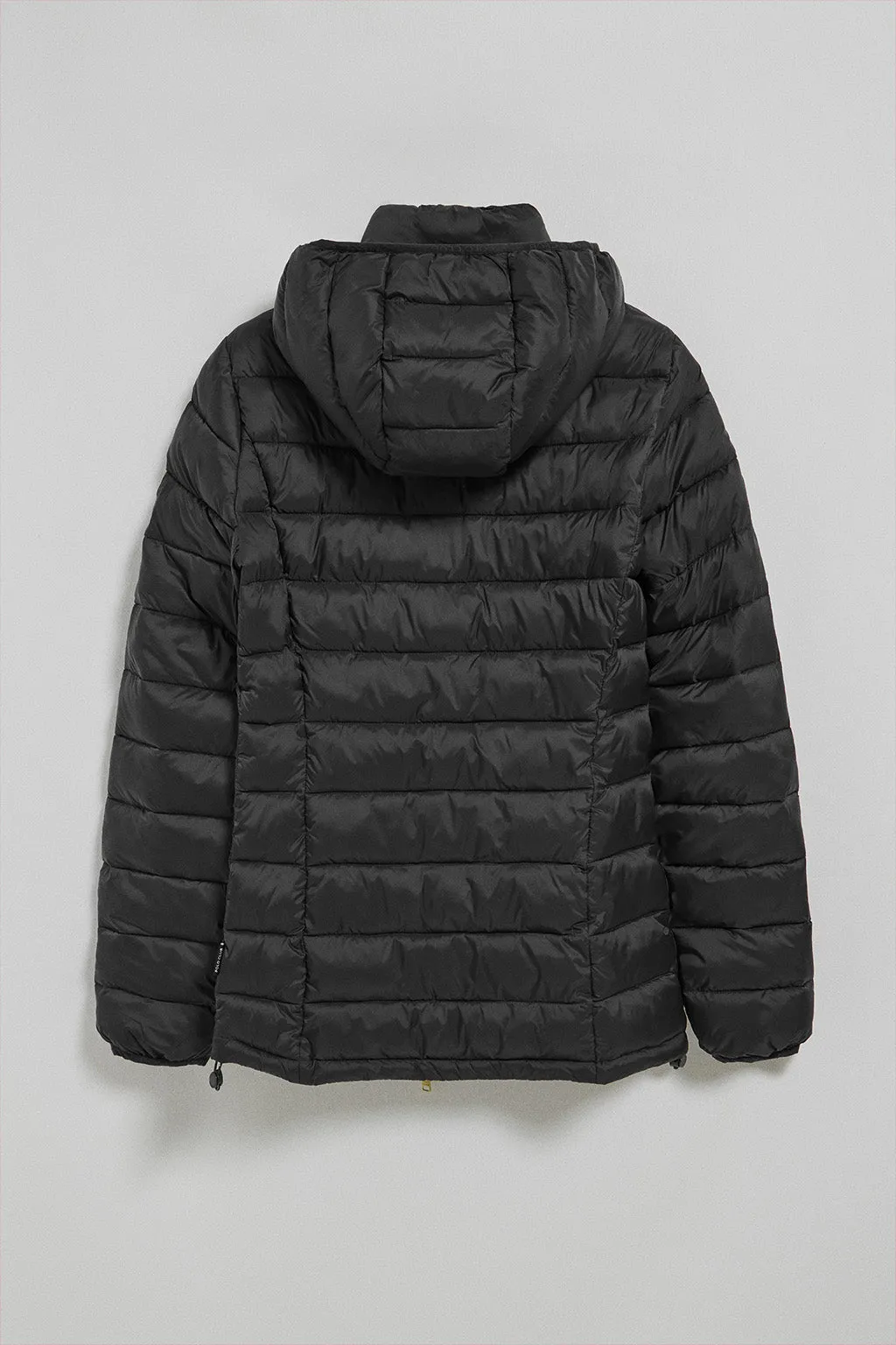 Chaqueta ultralight negra Cintia de capucha extraíble y bordado PC