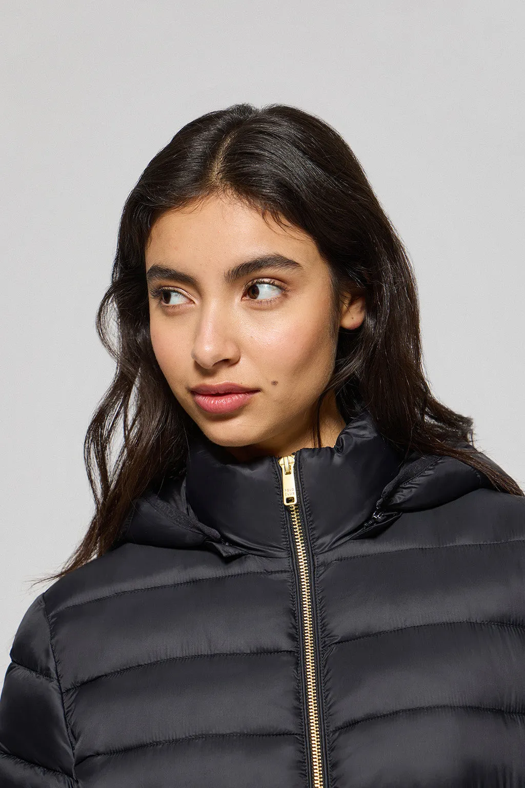 Chaqueta ultralight negra Cintia de capucha extraíble y bordado PC