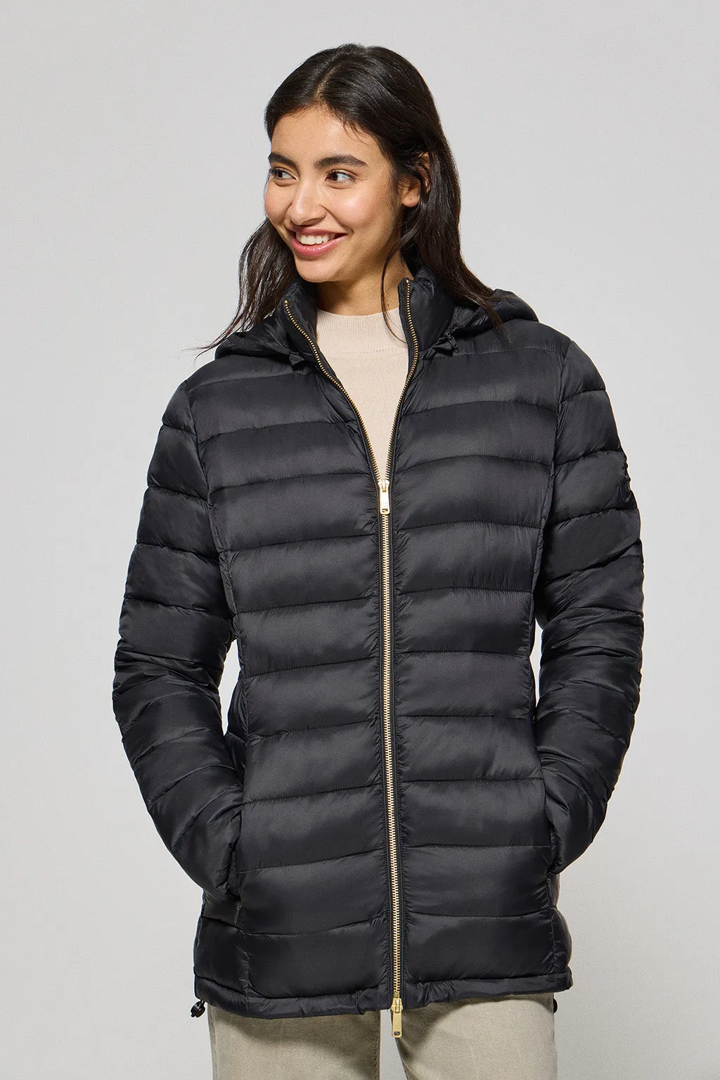 Chaqueta ultralight negra Cintia de capucha extraíble y bordado PC