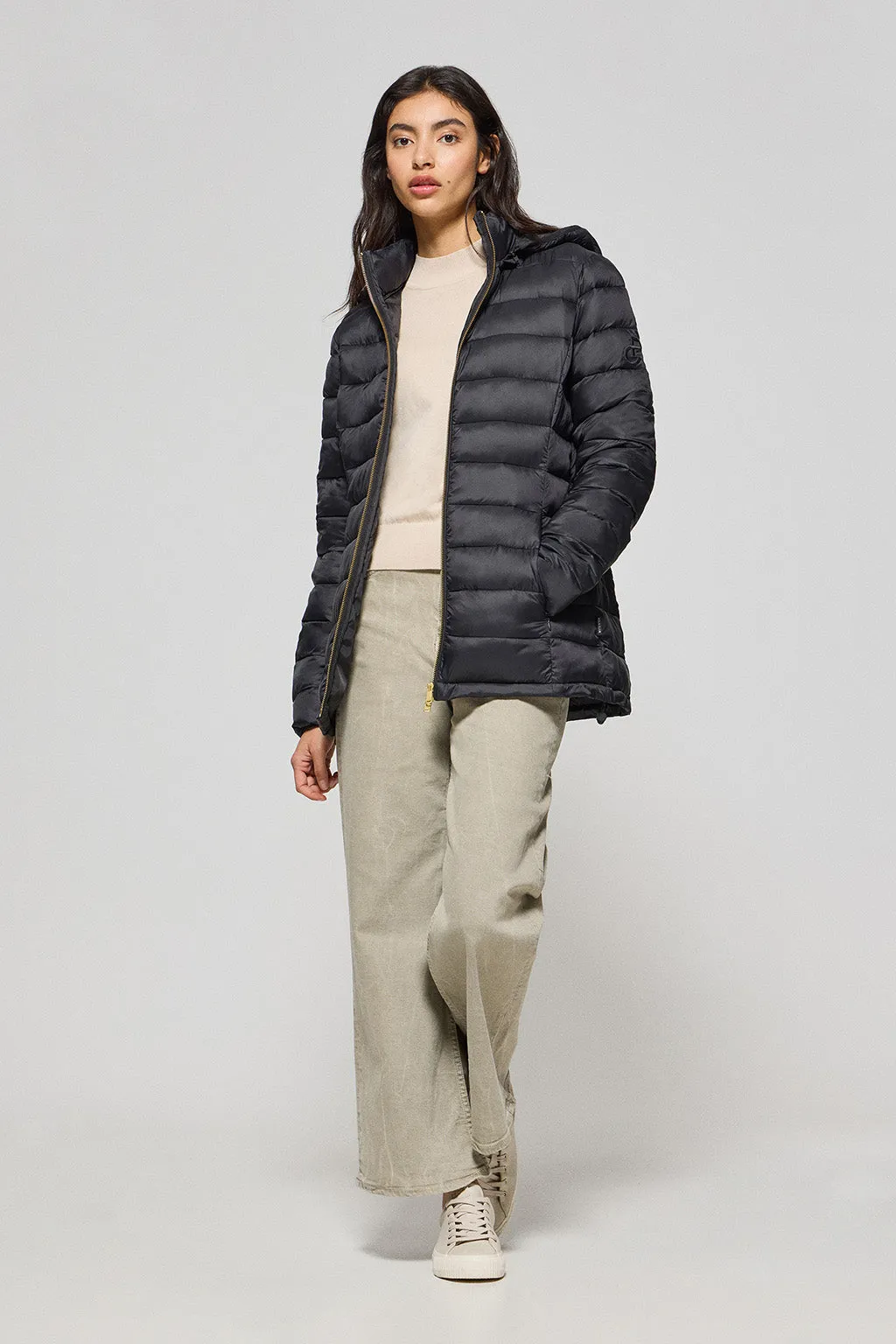 Chaqueta ultralight negra Cintia de capucha extraíble y bordado PC