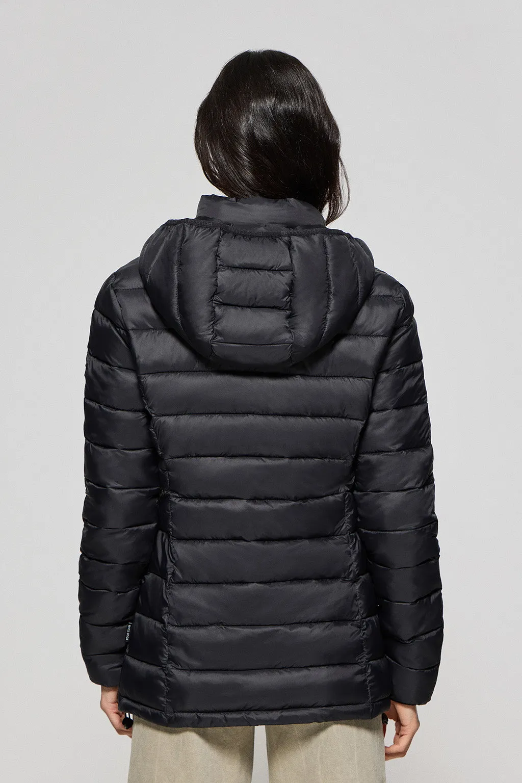Chaqueta ultralight negra Cintia de capucha extraíble y bordado PC