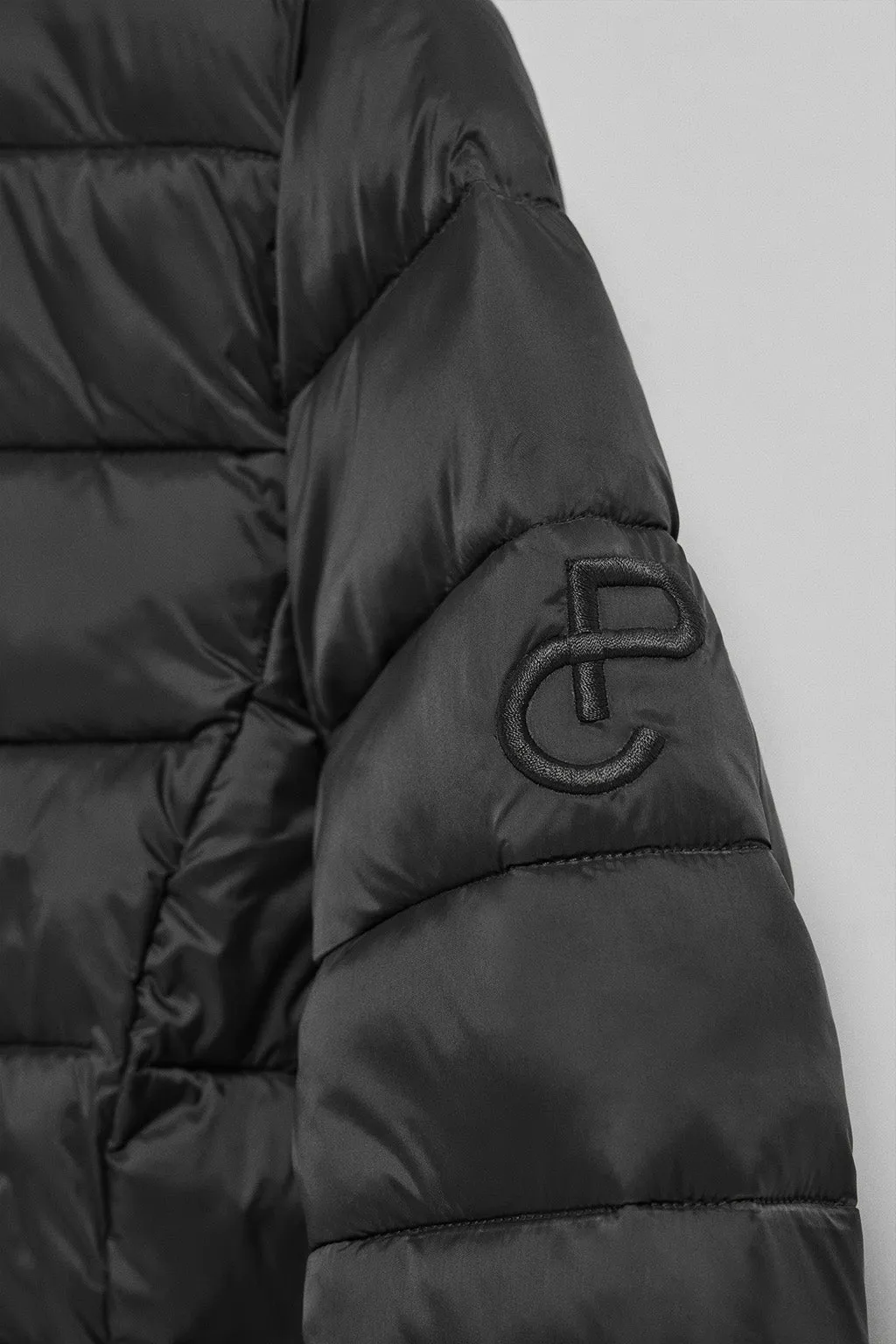 Chaqueta ultralight negra Cintia de capucha extraíble y bordado PC