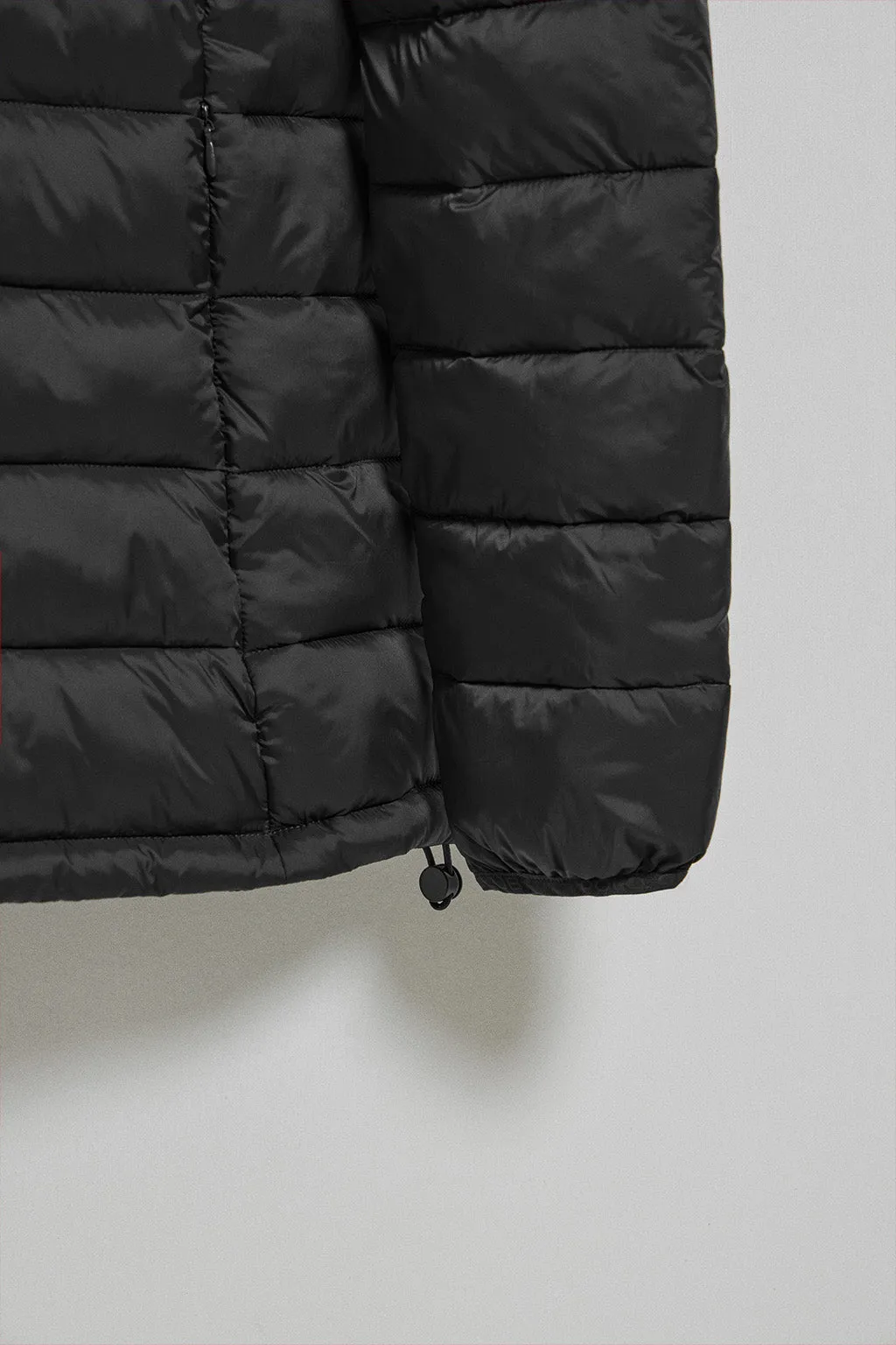 Chaqueta ultralight negra Cintia de capucha extraíble y bordado PC