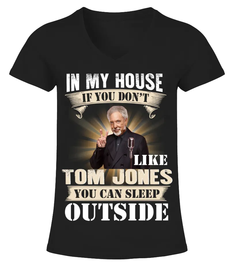 IN MY HOUSE IF YOU DON'T LIKE TOM JONES YOU CAN SLEEP OUTSIDE Camiseta cuello pico Mujer