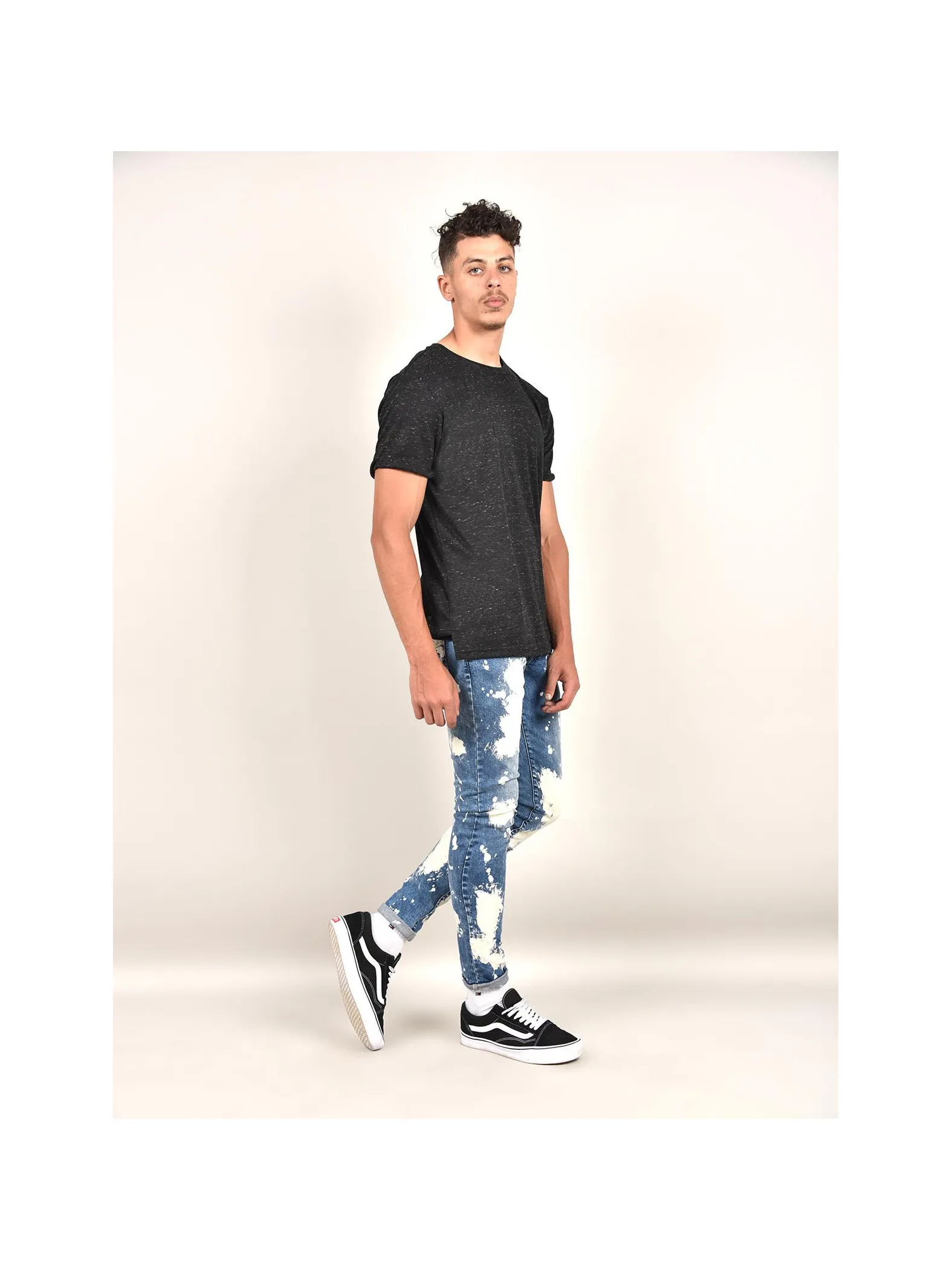 Jeans azules desteñidos y manchados