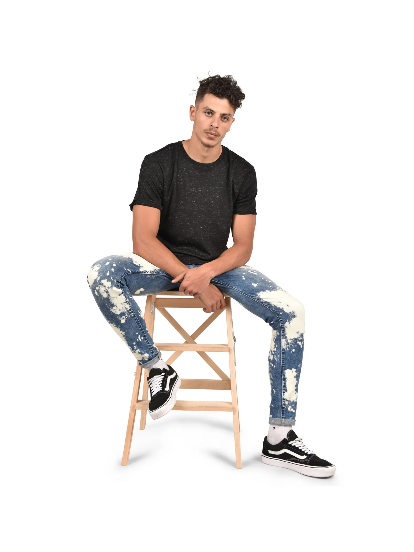 Jeans azules desteñidos y manchados