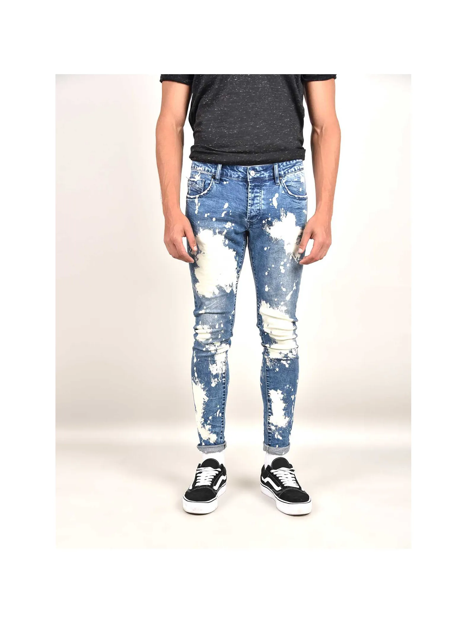 Jeans azules desteñidos y manchados
