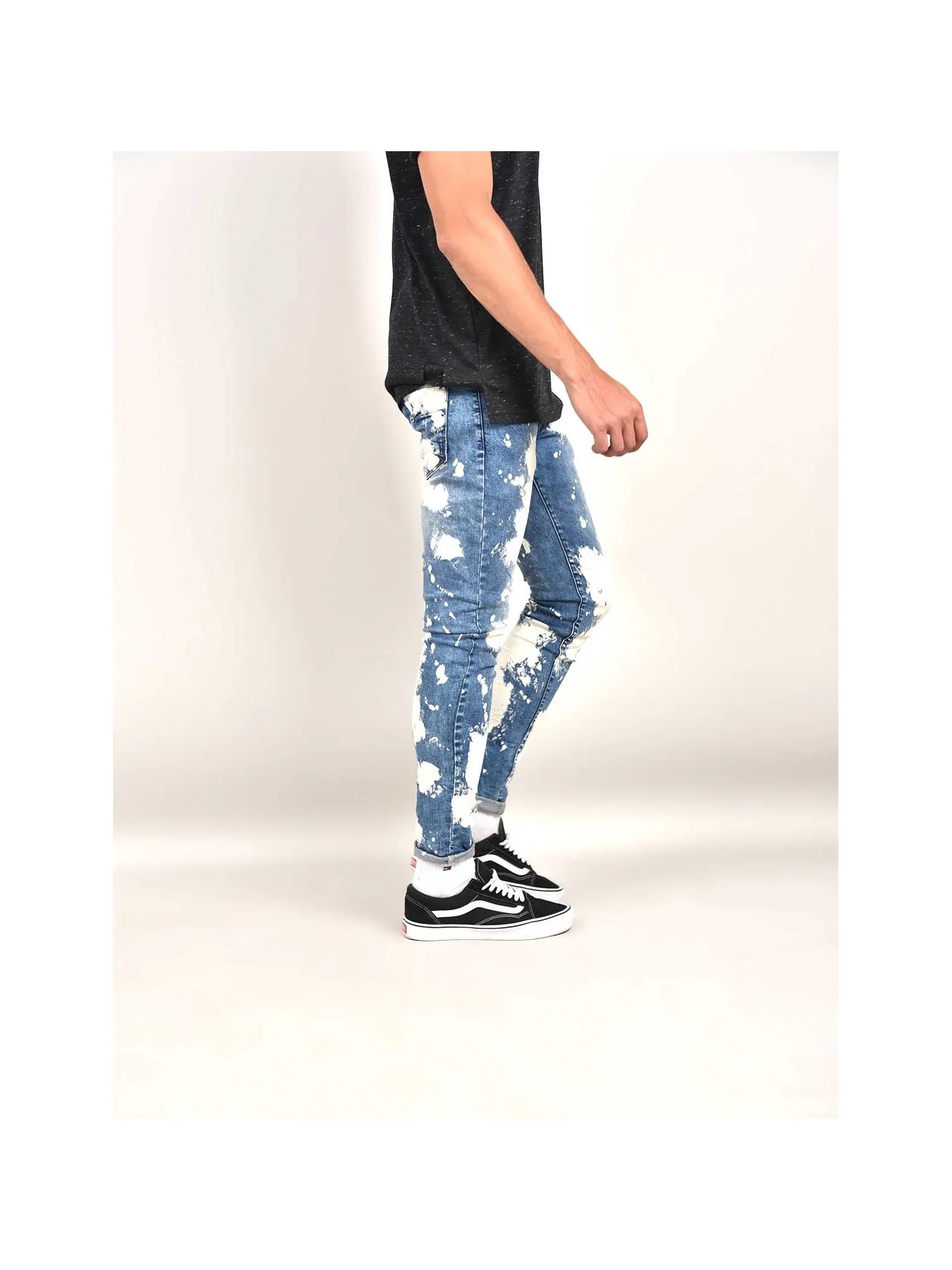 Jeans azules desteñidos y manchados