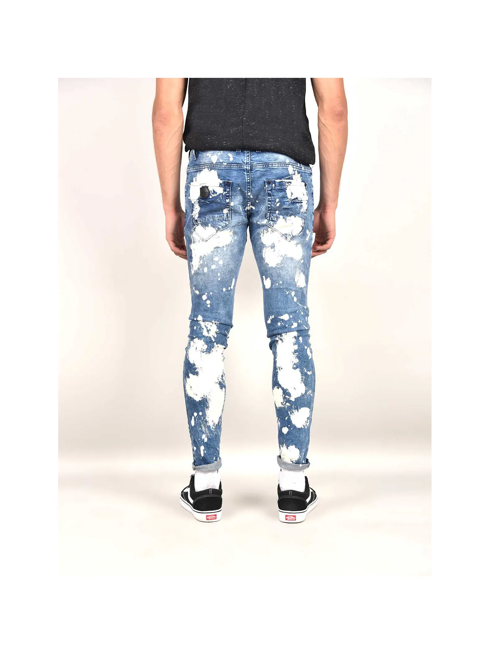 Jeans azules desteñidos y manchados