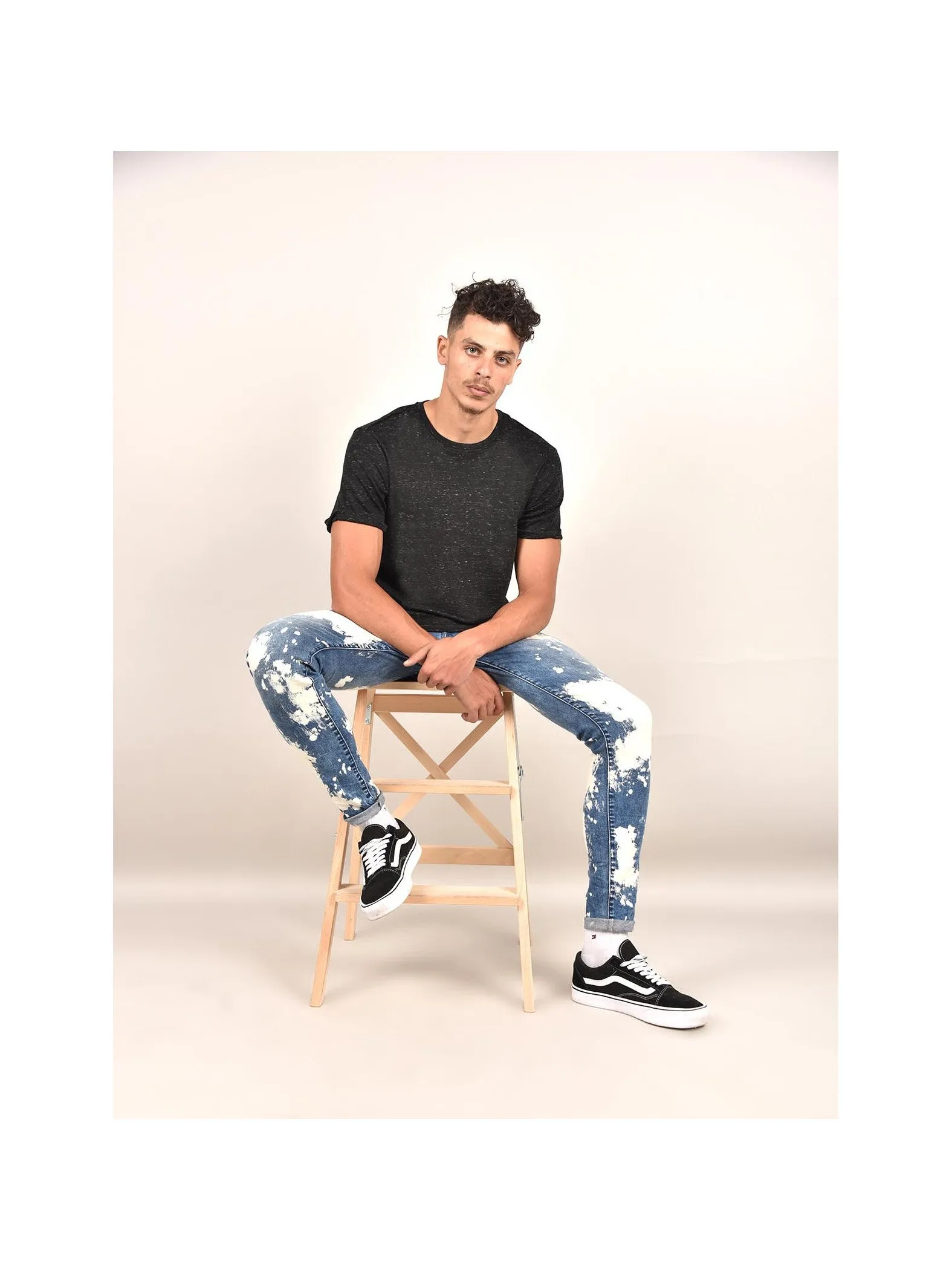 Jeans azules desteñidos y manchados