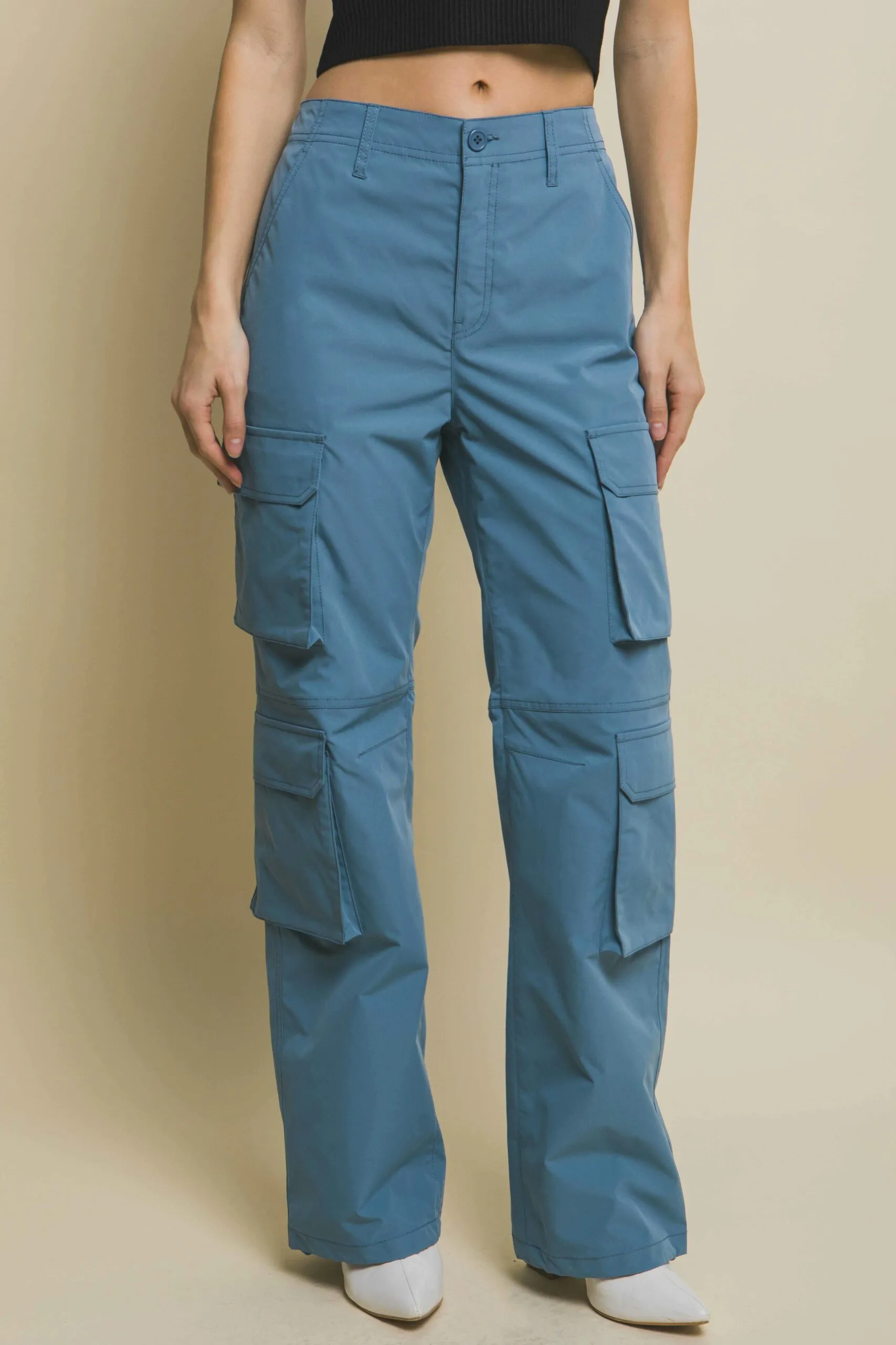 Pantalón con doble bolsas cargo ajustable en el tobillo