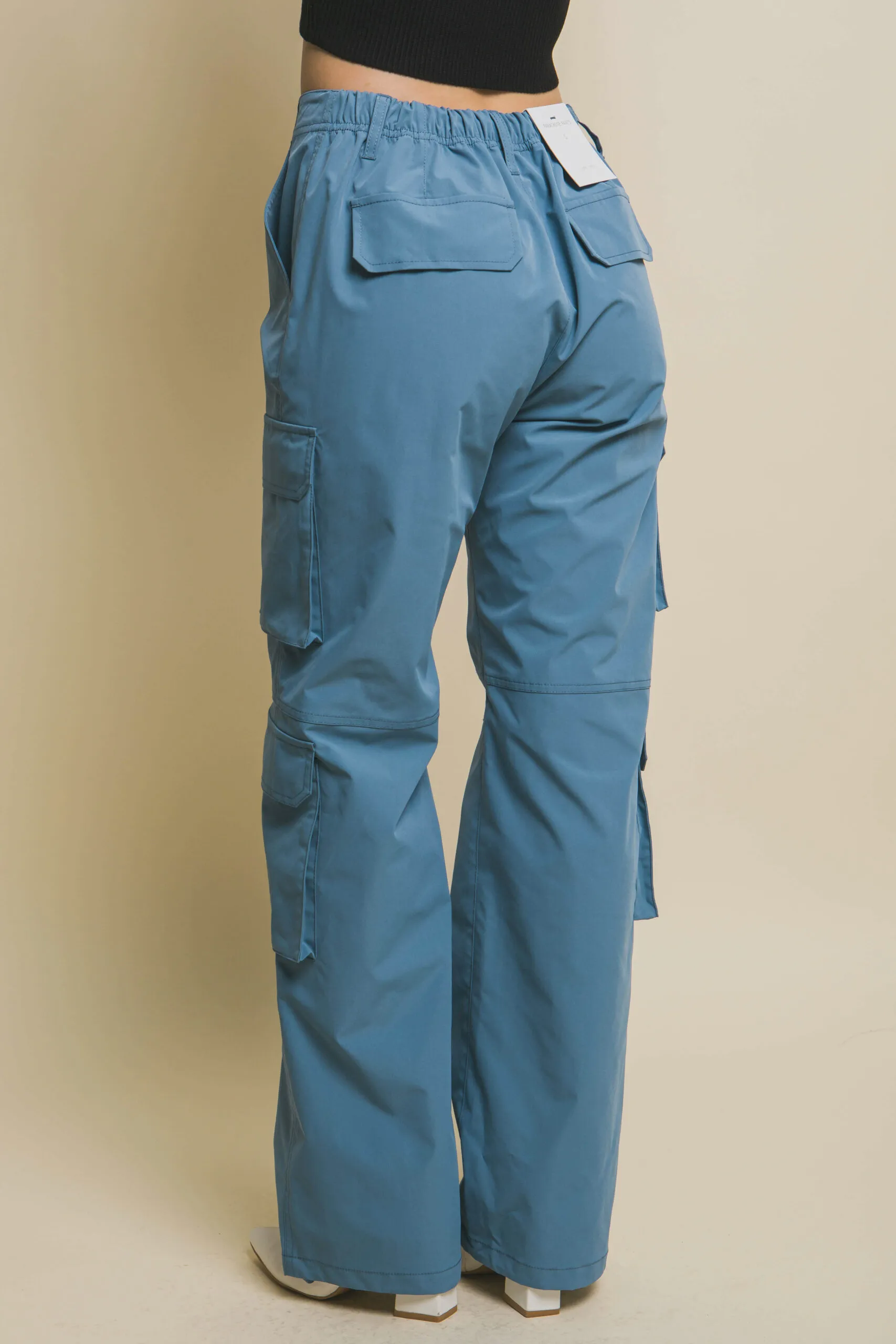 Pantalón con doble bolsas cargo ajustable en el tobillo