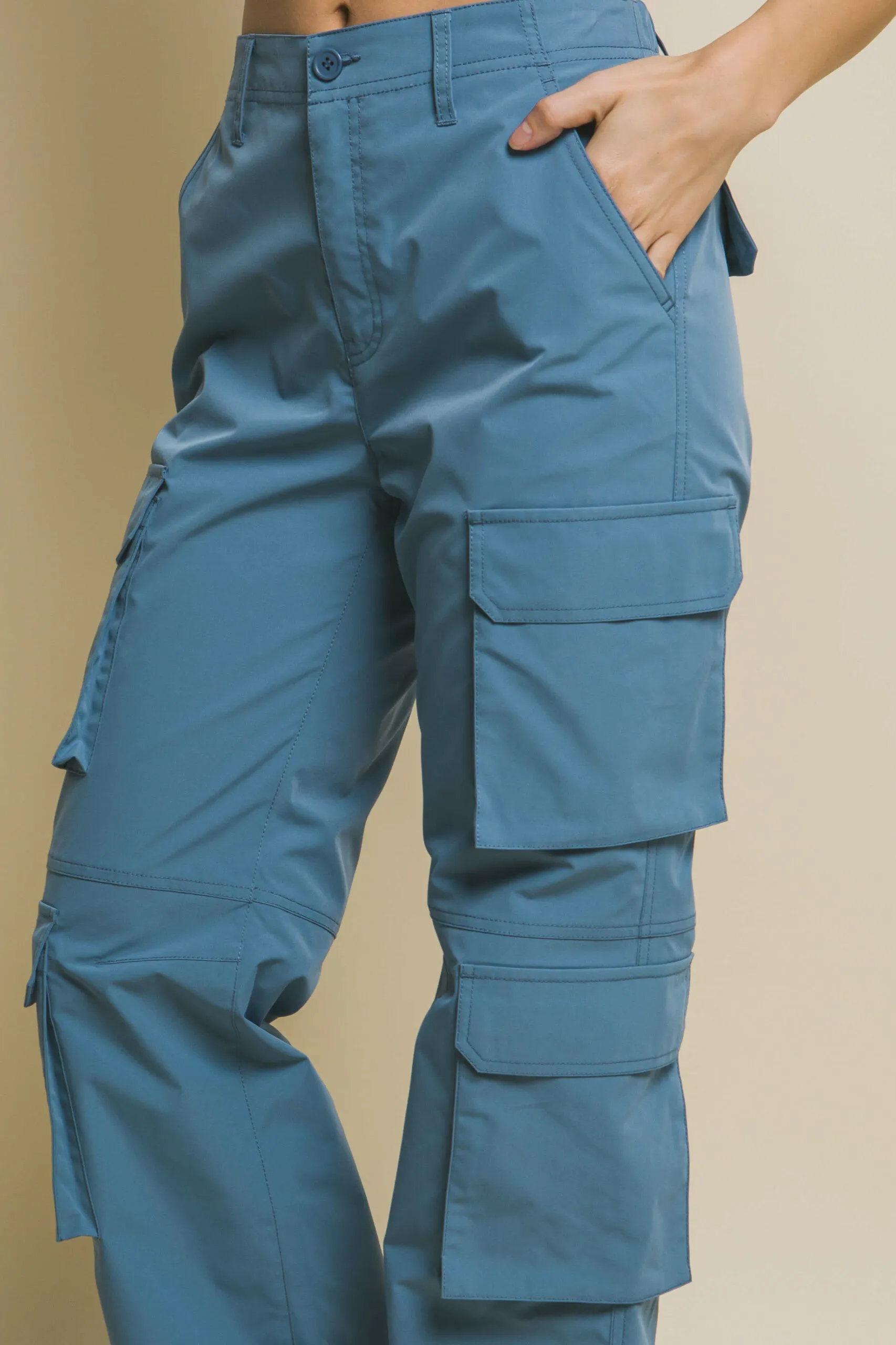 Pantalón con doble bolsas cargo ajustable en el tobillo