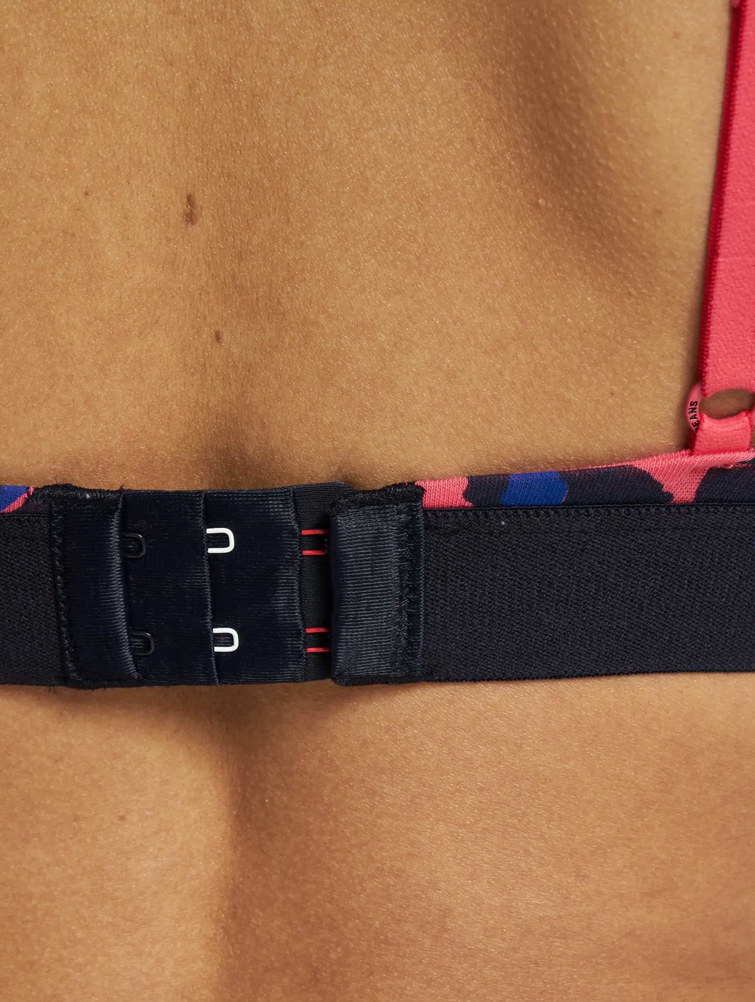 Tommy Jeans Triangle Print